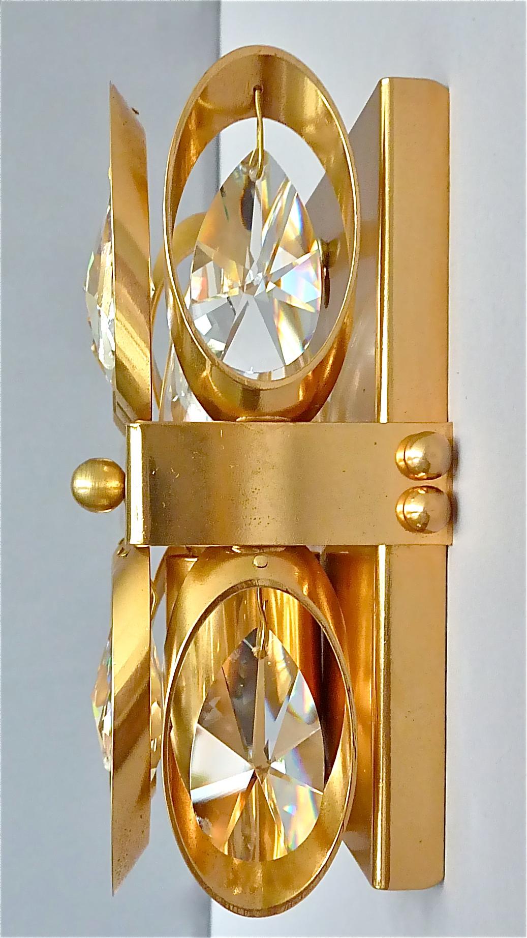 Mitte des Jahrhunderts Lobmeyr oder Palwa Vergoldetes Messing Facettiertes Kristallglas Wandleuchter 1960er Jahre, Paar (Österreichisch) im Angebot