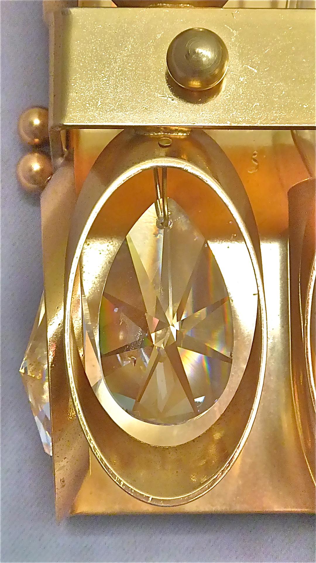 Mitte des Jahrhunderts Lobmeyr oder Palwa Vergoldetes Messing Facettiertes Kristallglas Wandleuchter 1960er Jahre, Paar (Mitte des 20. Jahrhunderts) im Angebot