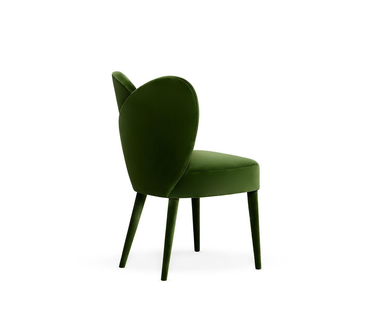 Paar Midcentury Modern Style Dining Chairs Ft. Klare Linien und organische Form (Portugiesisch) im Angebot