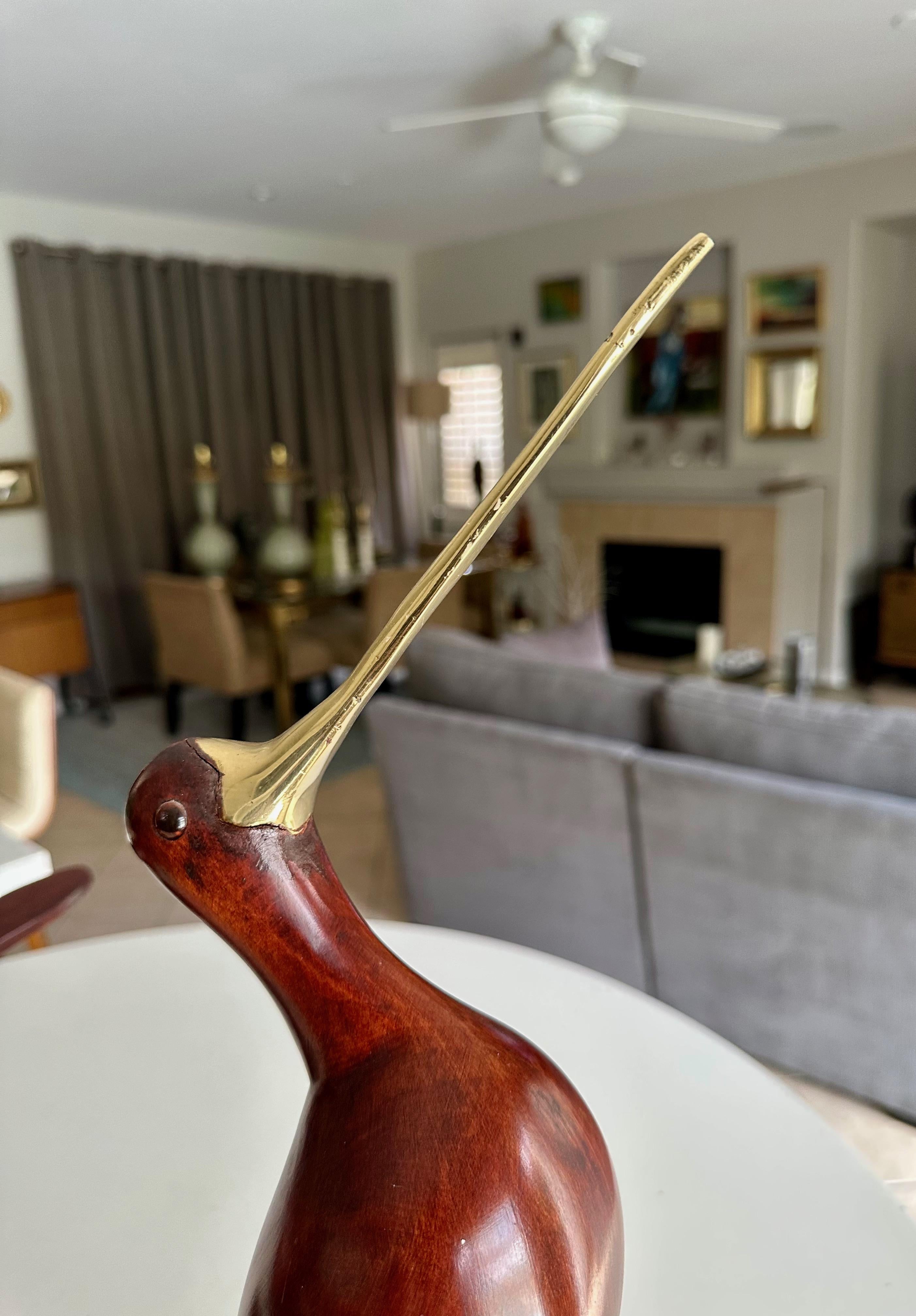 Paire de sculptures d'oiseaux en bois sculpté et en laiton de style moderniste du milieu du siècle dernier en vente 4