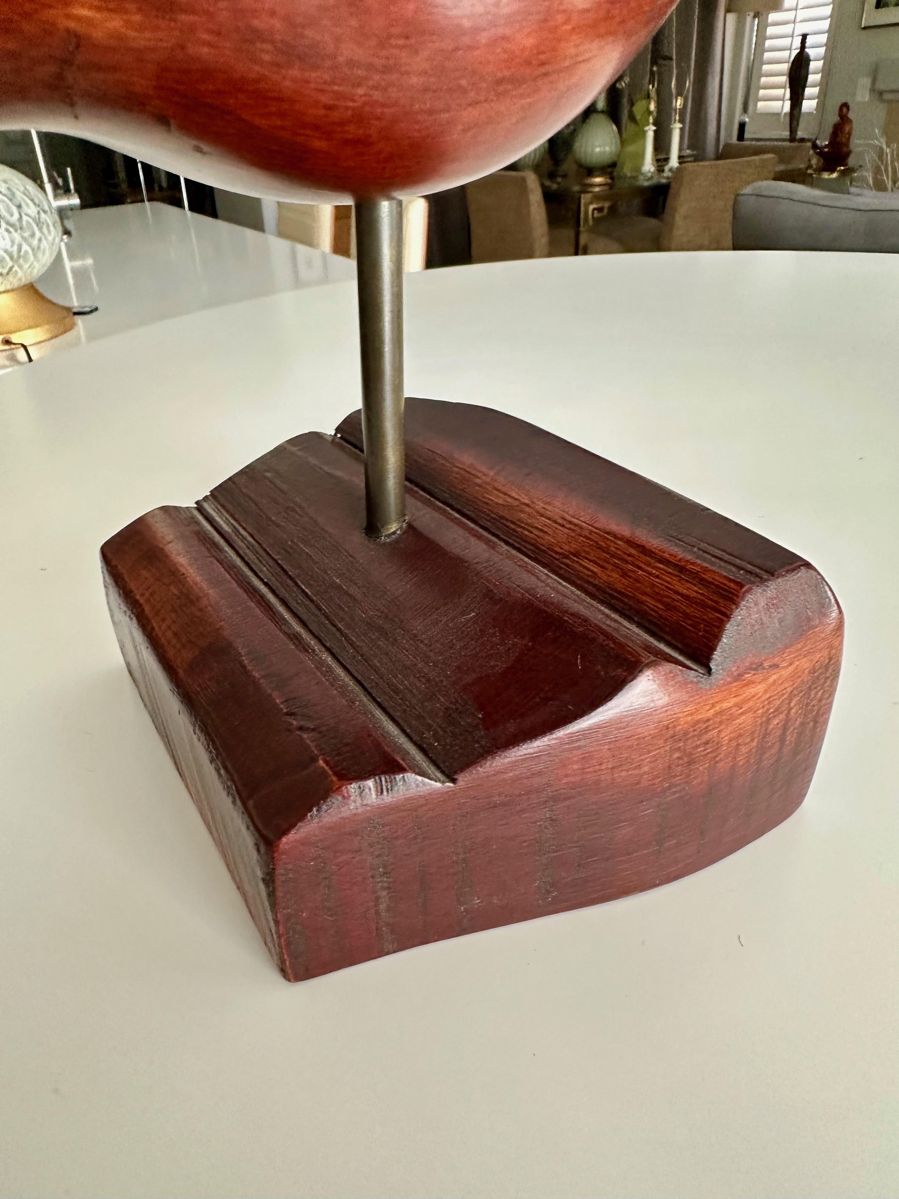 Paire de sculptures d'oiseaux en bois sculpté et en laiton de style moderniste du milieu du siècle dernier en vente 5