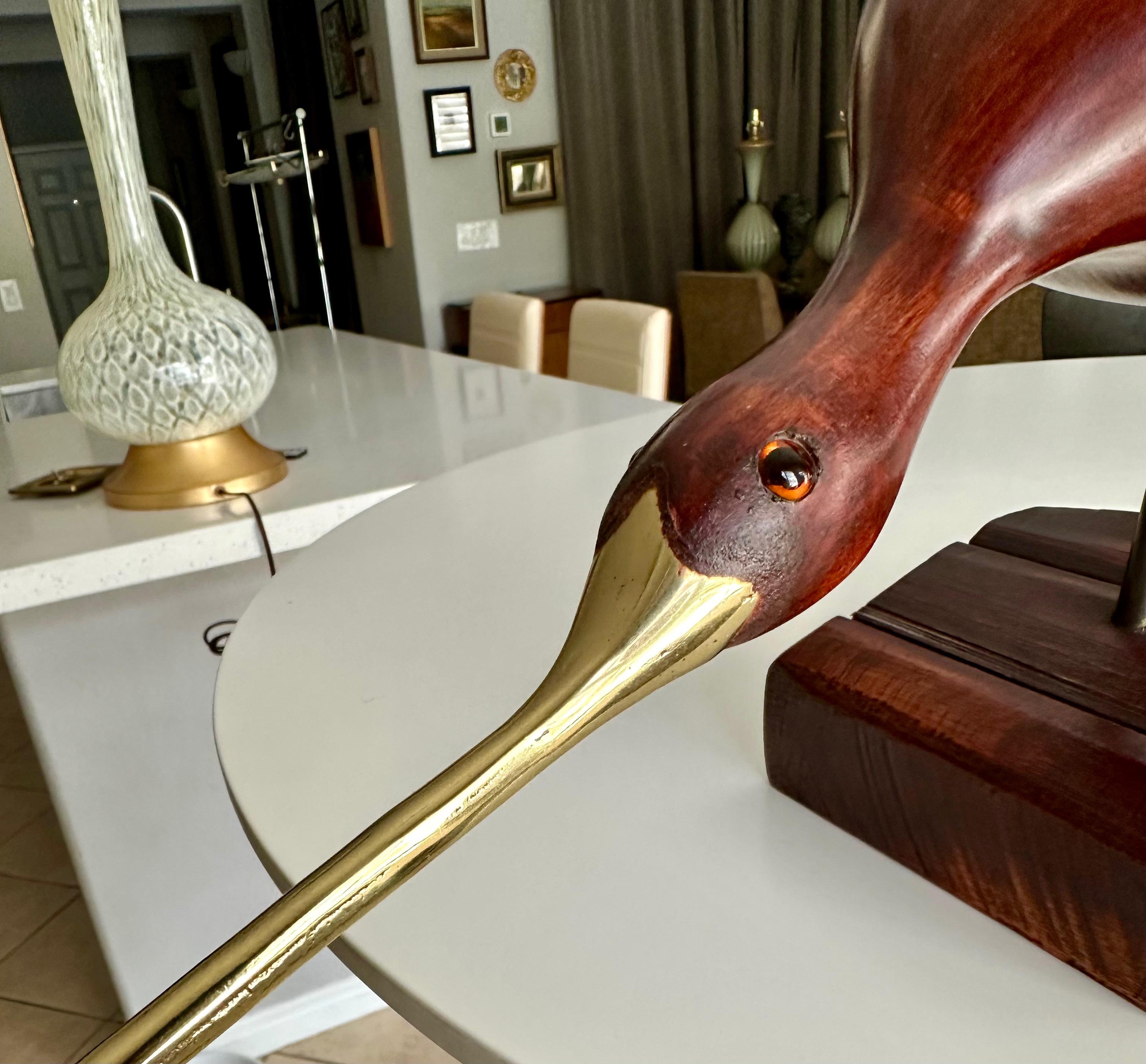Paire de sculptures d'oiseaux en bois sculpté et en laiton de style moderniste du milieu du siècle dernier en vente 6