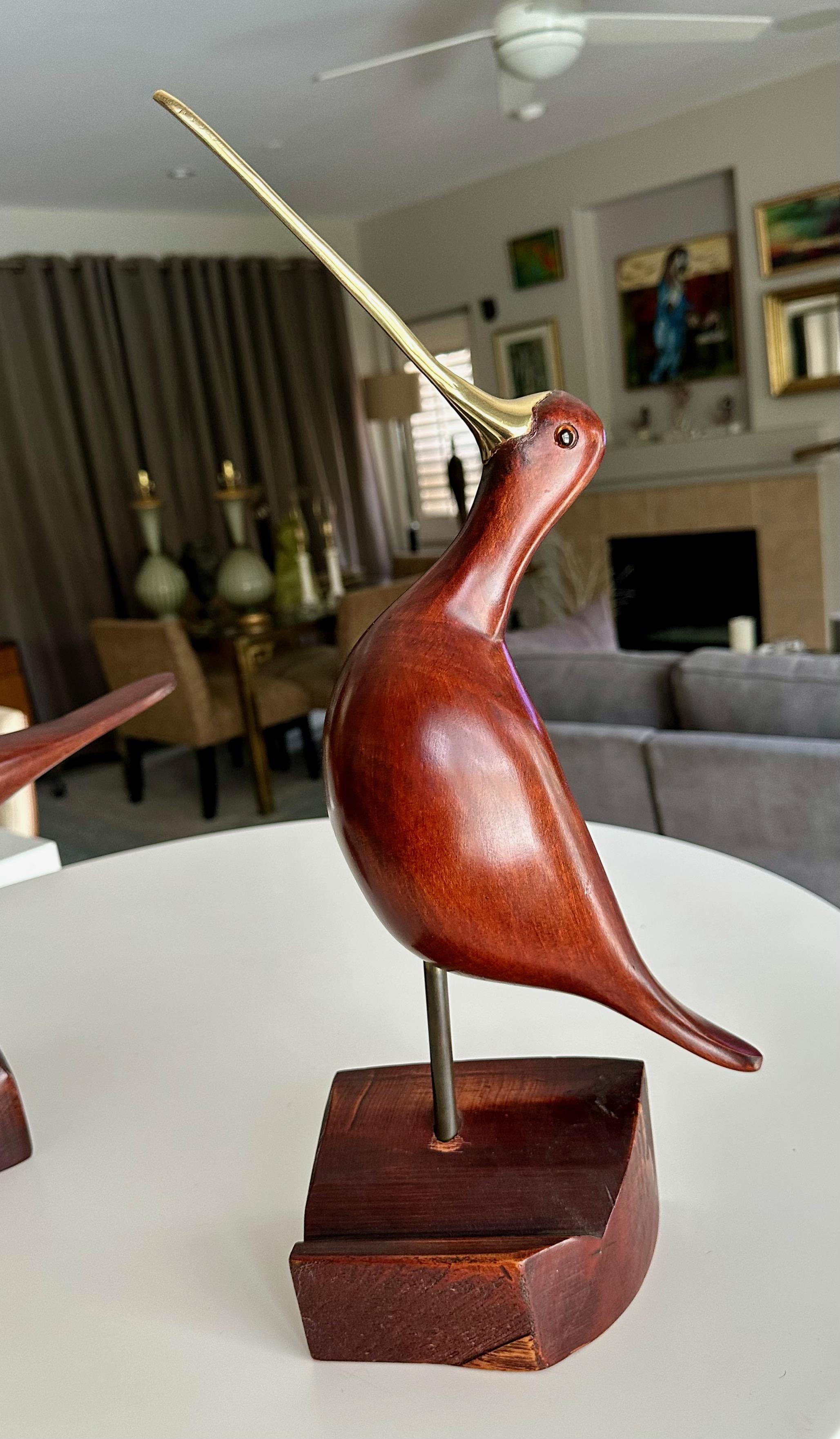 Paire de sculptures d'oiseaux en bois sculpté et en laiton de style moderniste du milieu du siècle dernier en vente 8