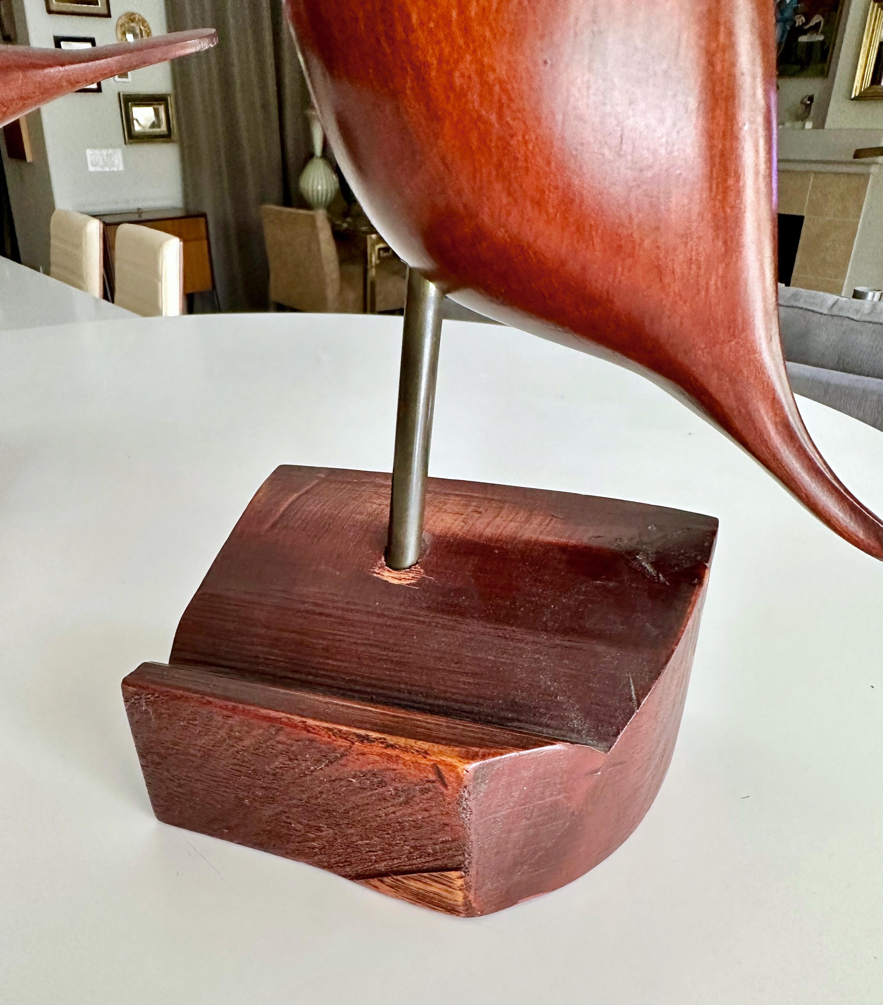 Paire de sculptures d'oiseaux en bois sculpté et en laiton de style moderniste du milieu du siècle dernier en vente 9