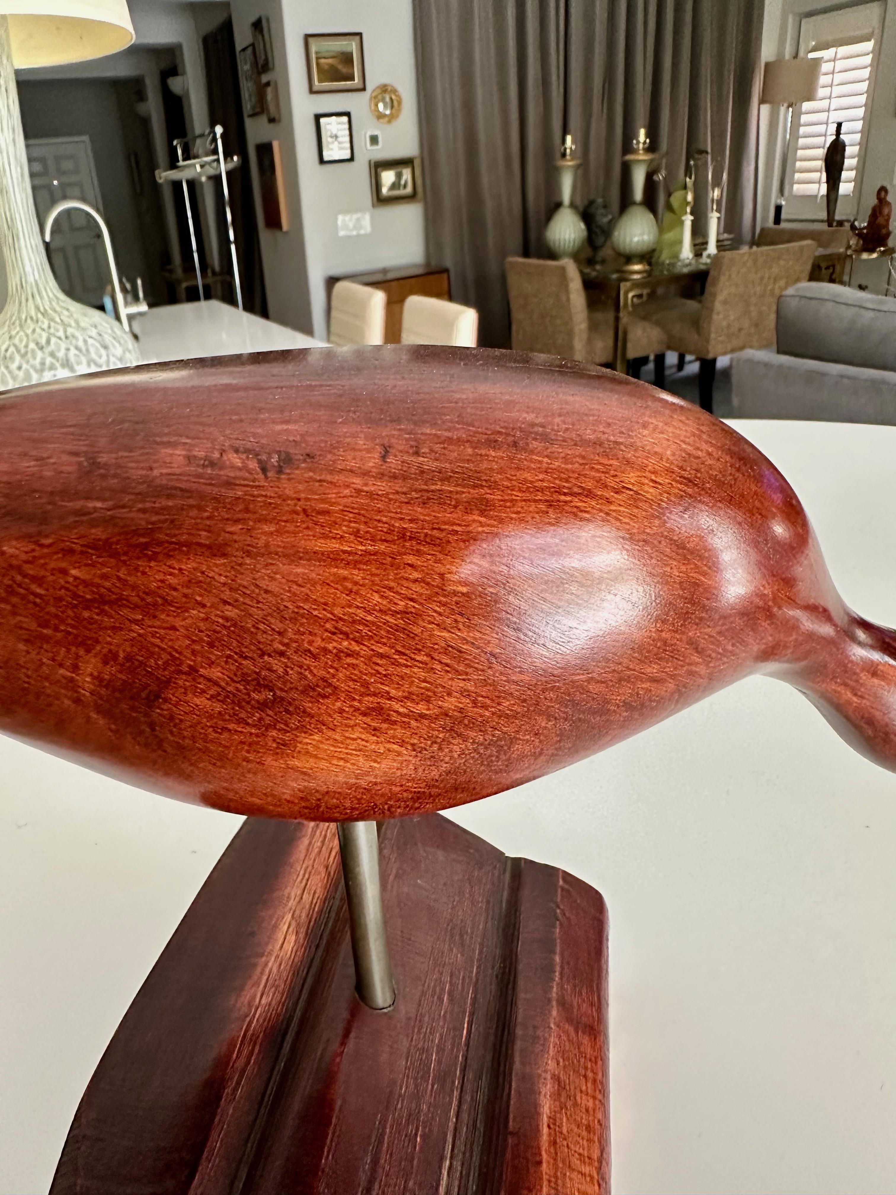 Paire de sculptures d'oiseaux en bois sculpté et en laiton de style moderniste du milieu du siècle dernier en vente 10