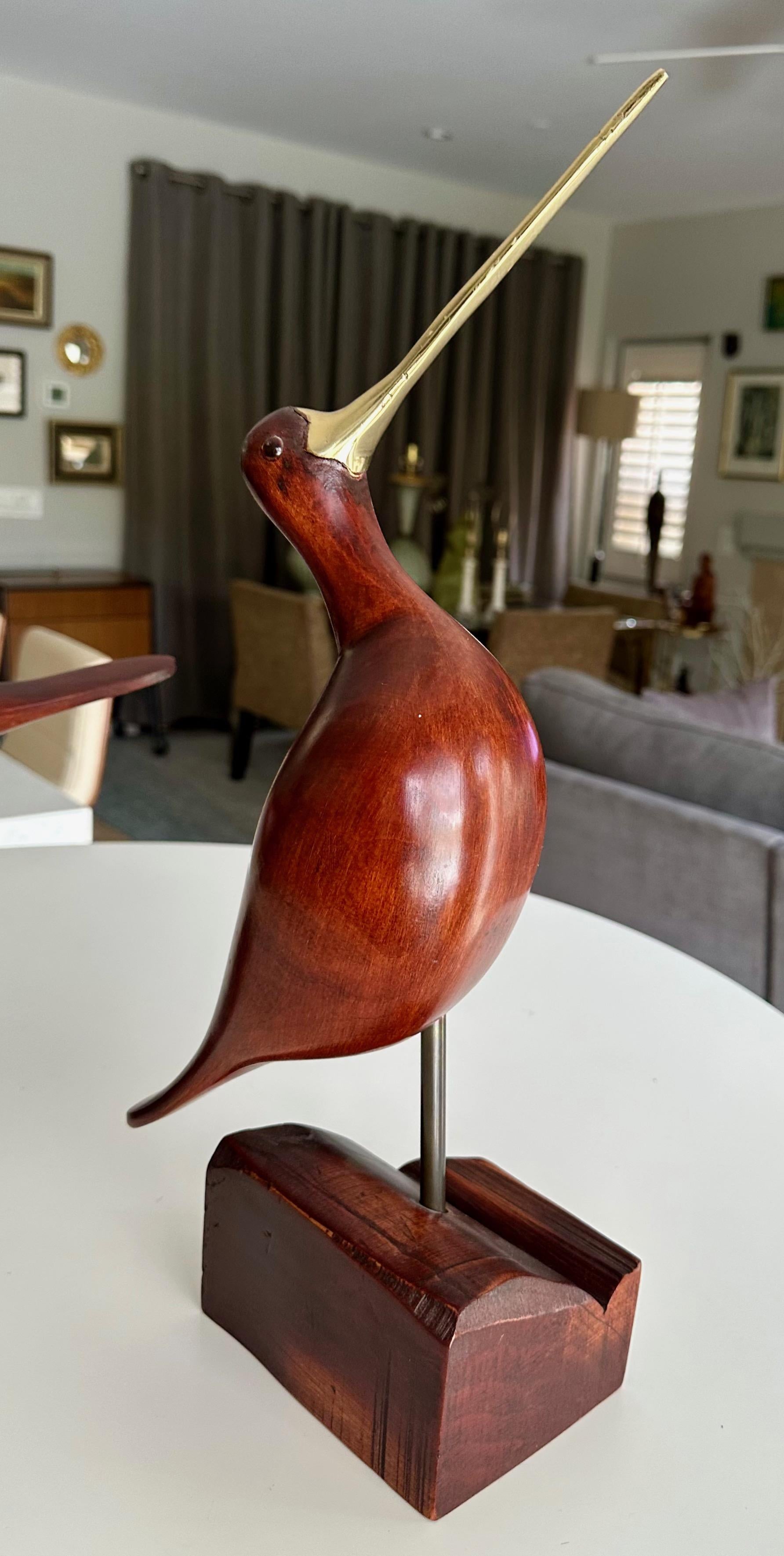 Paire de sculptures d'oiseaux en bois sculpté et en laiton de style moderniste du milieu du siècle dernier en vente 11