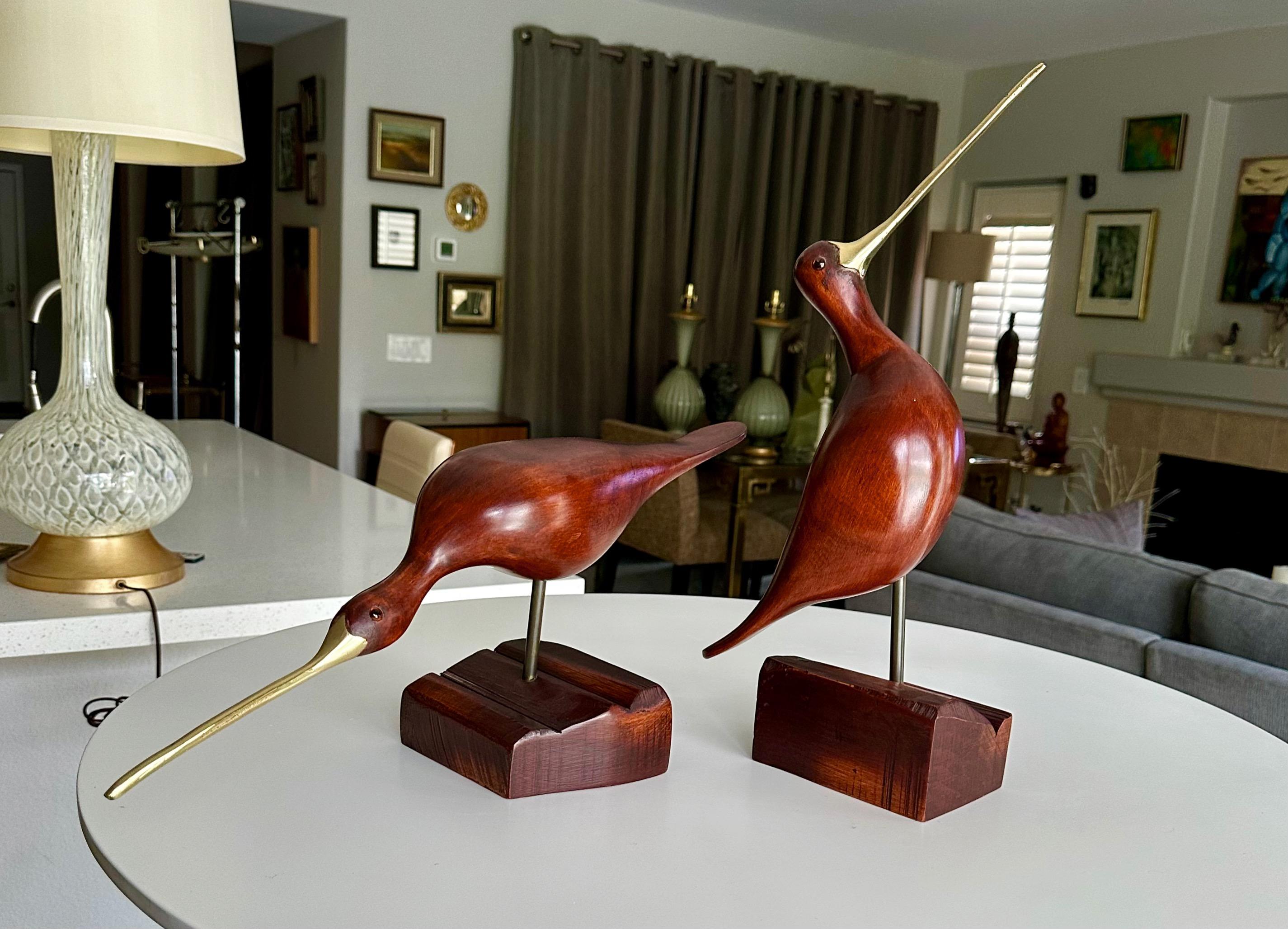 Paire de sculptures d'oiseaux en bois sculpté et en laiton de style moderniste du milieu du siècle dernier en vente 12