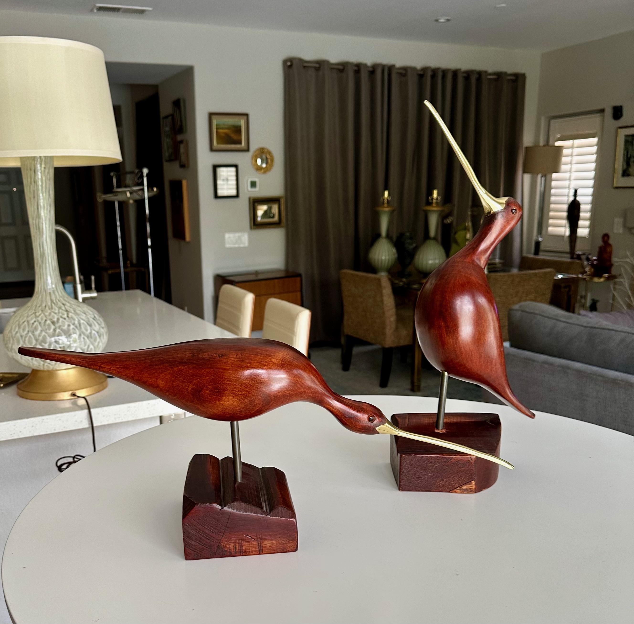 Nord-américain Paire de sculptures d'oiseaux en bois sculpté et en laiton de style moderniste du milieu du siècle dernier en vente