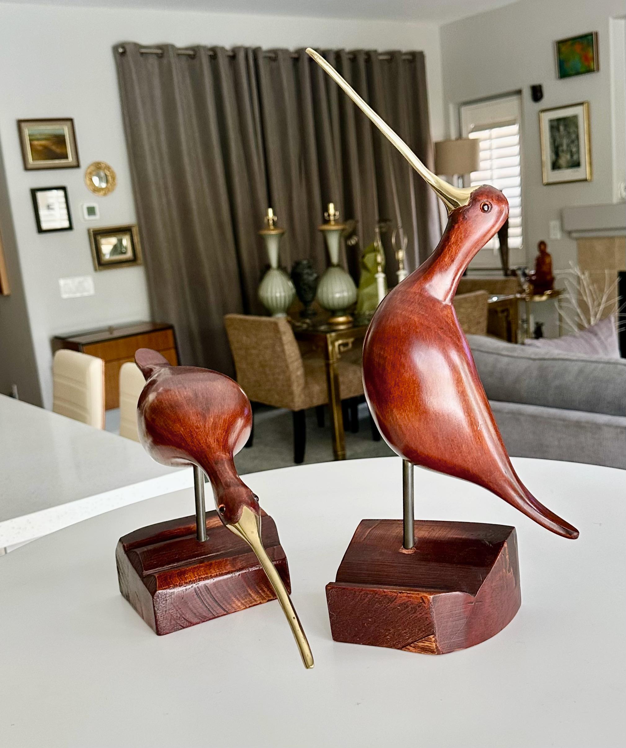 Paire de sculptures d'oiseaux en bois sculpté et en laiton de style moderniste du milieu du siècle dernier Bon état - En vente à Palm Springs, CA