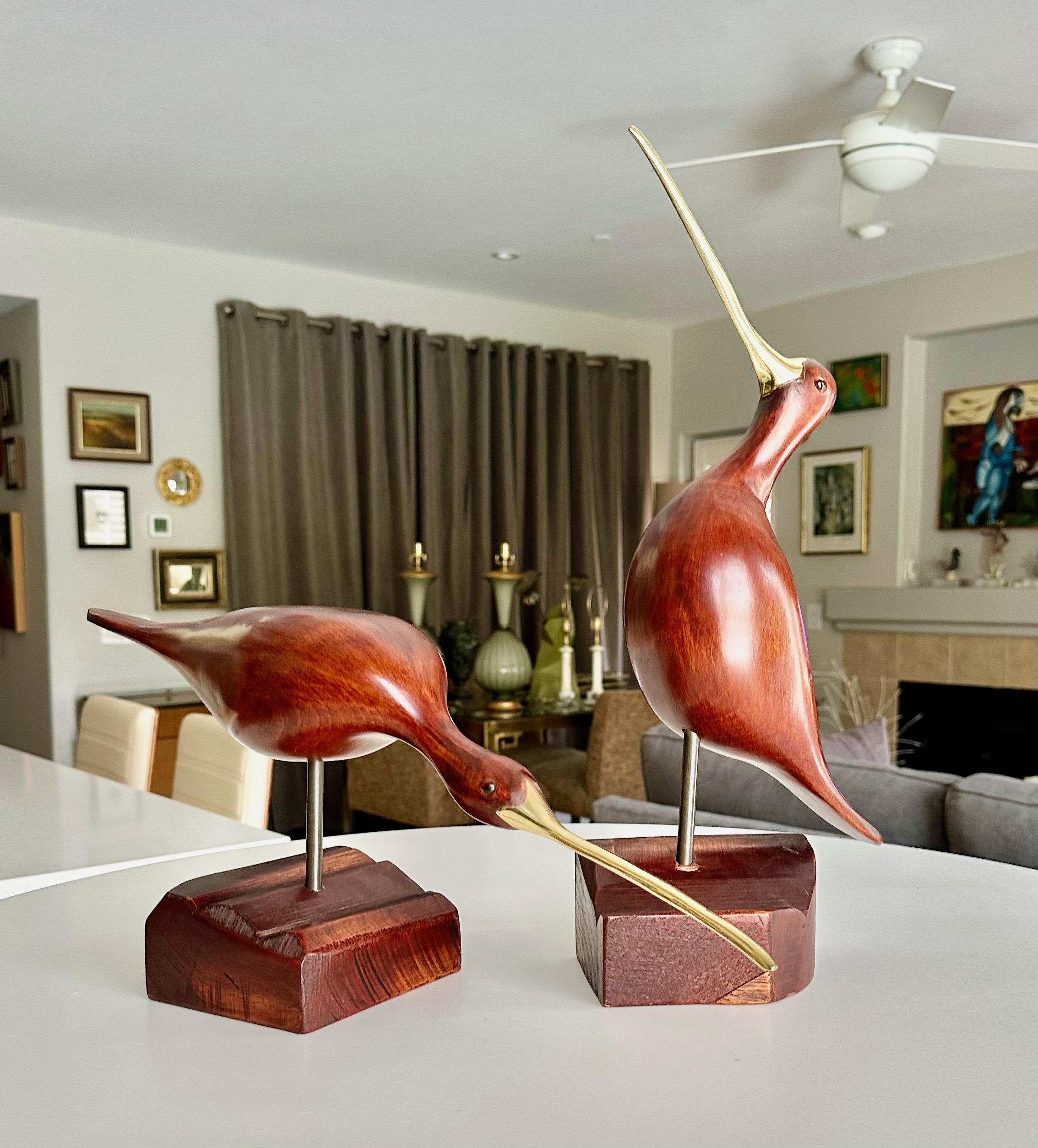 Milieu du XXe siècle Paire de sculptures d'oiseaux en bois sculpté et en laiton de style moderniste du milieu du siècle dernier en vente