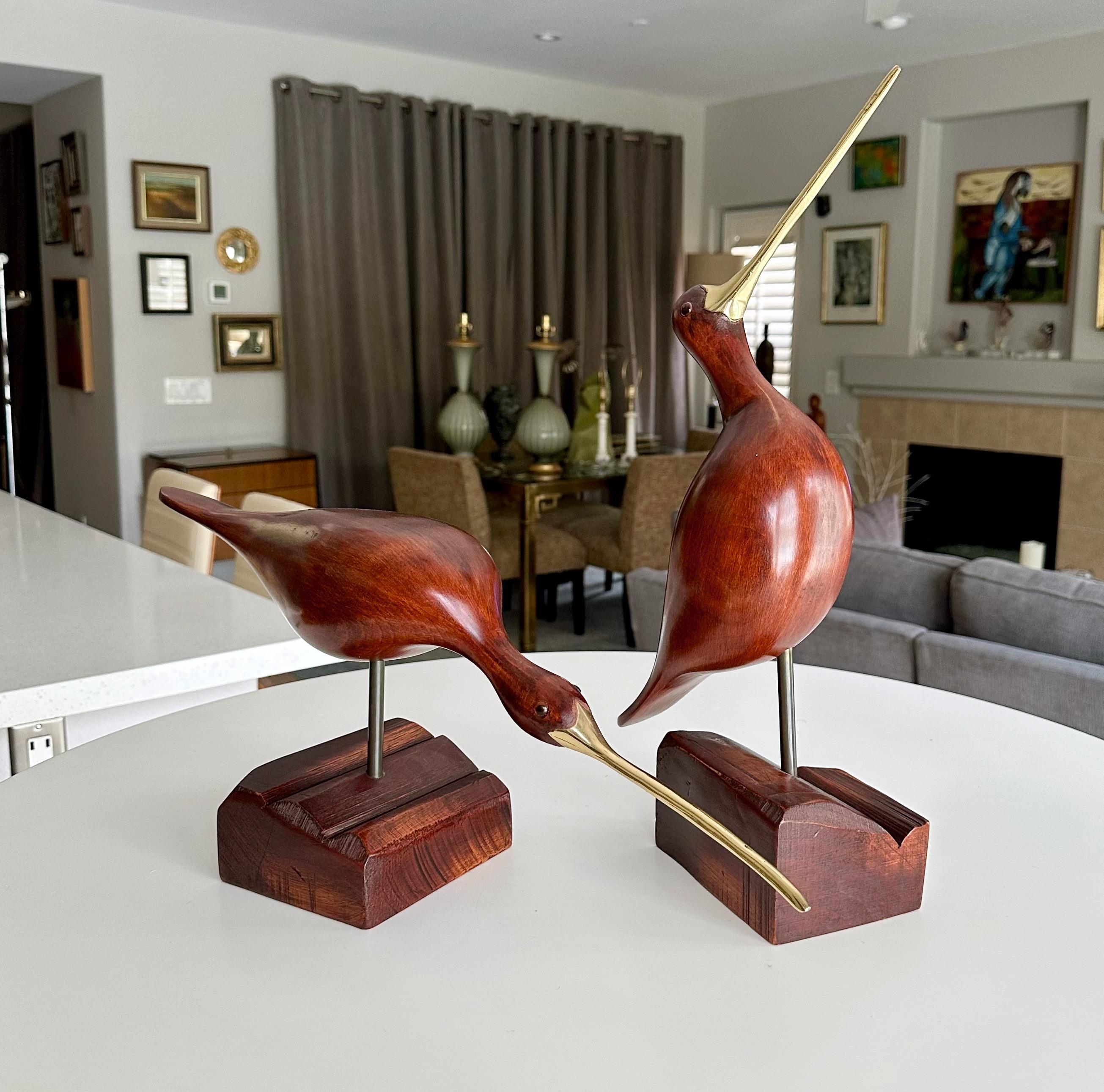 Bois Paire de sculptures d'oiseaux en bois sculpté et en laiton de style moderniste du milieu du siècle dernier en vente