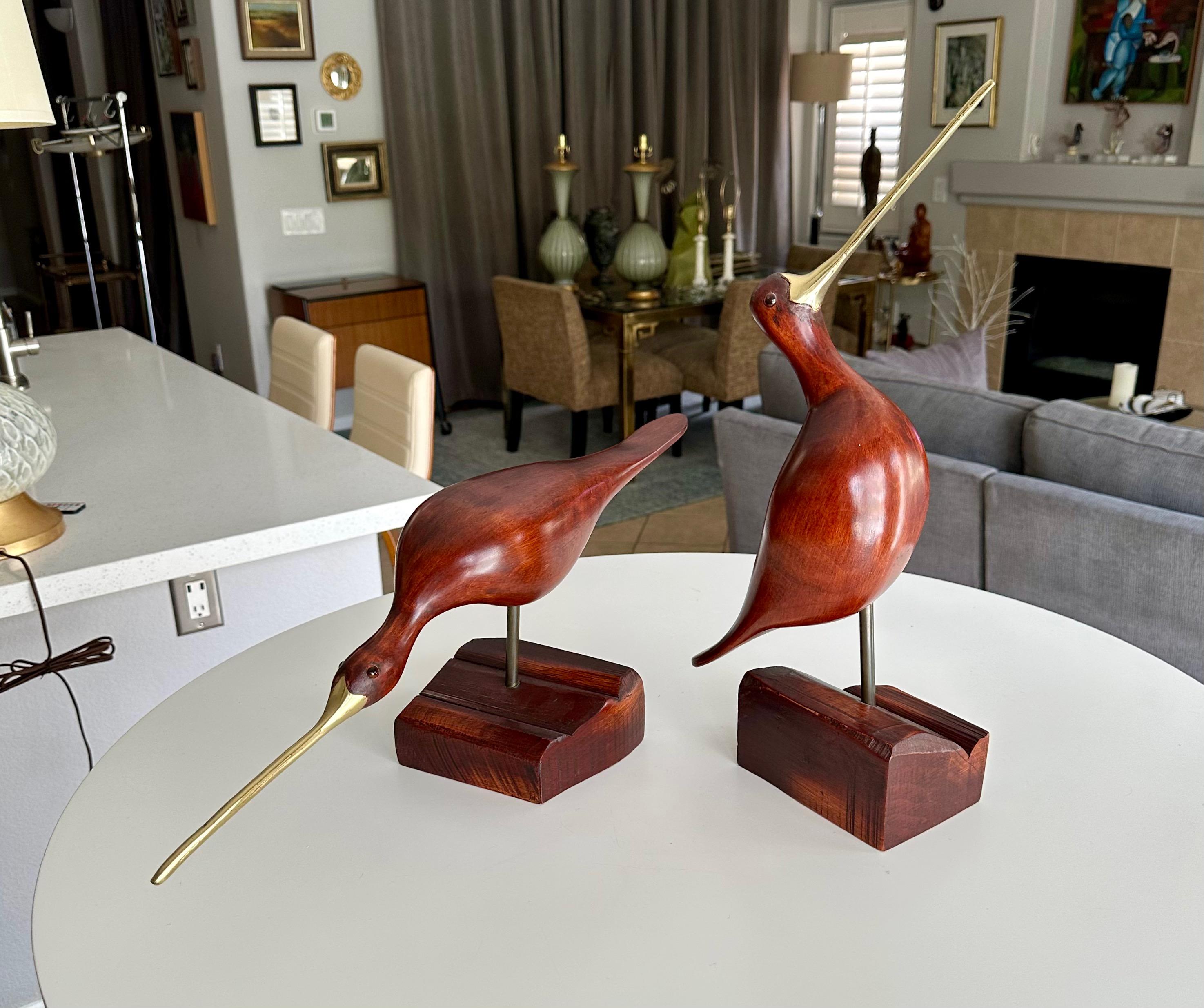 Paire de sculptures d'oiseaux en bois sculpté et en laiton de style moderniste du milieu du siècle dernier en vente 1