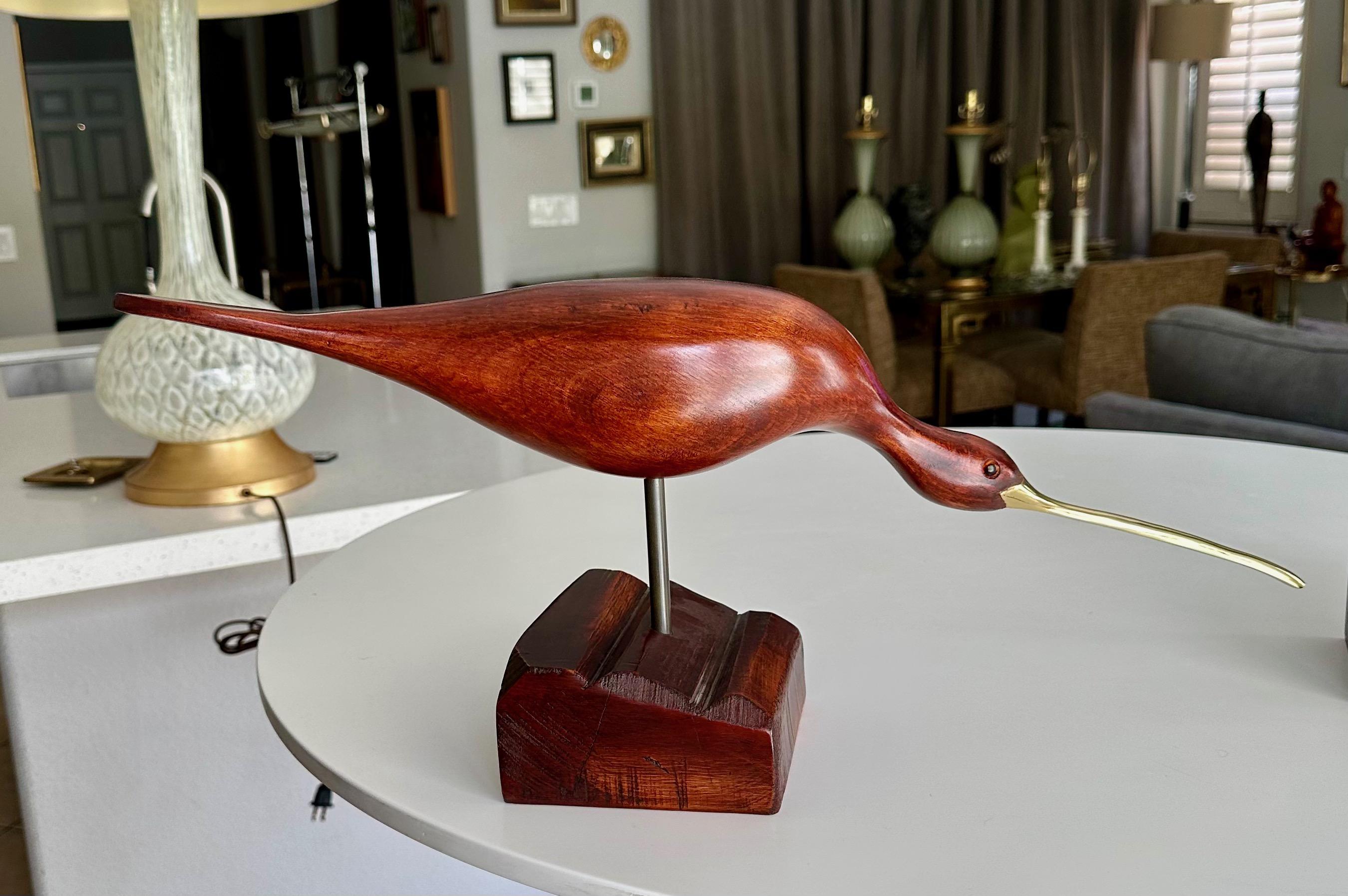 Paire de sculptures d'oiseaux en bois sculpté et en laiton de style moderniste du milieu du siècle dernier en vente 3