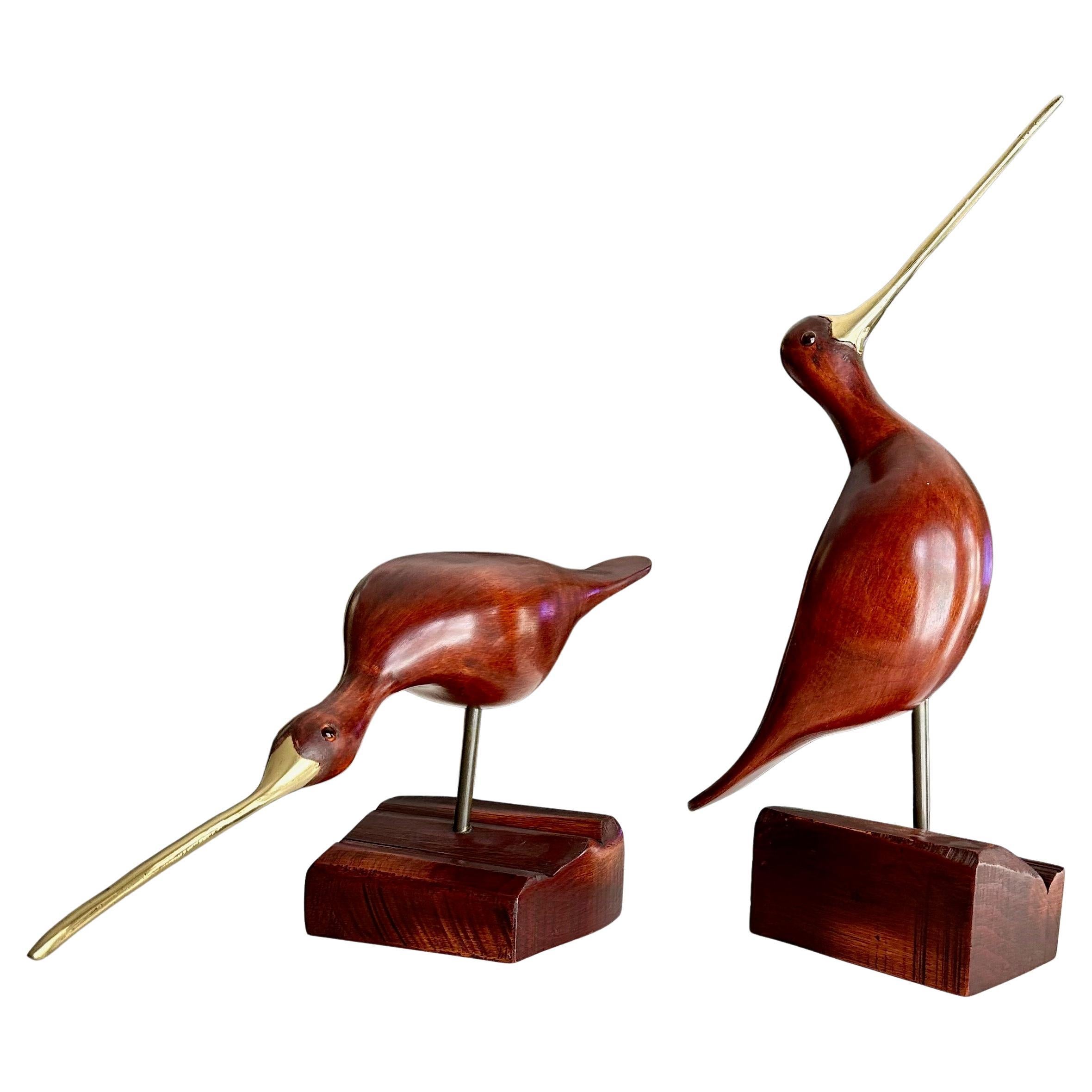 Coppia di sculture di uccelli in legno e ottone intagliati del Medioevo Modernista