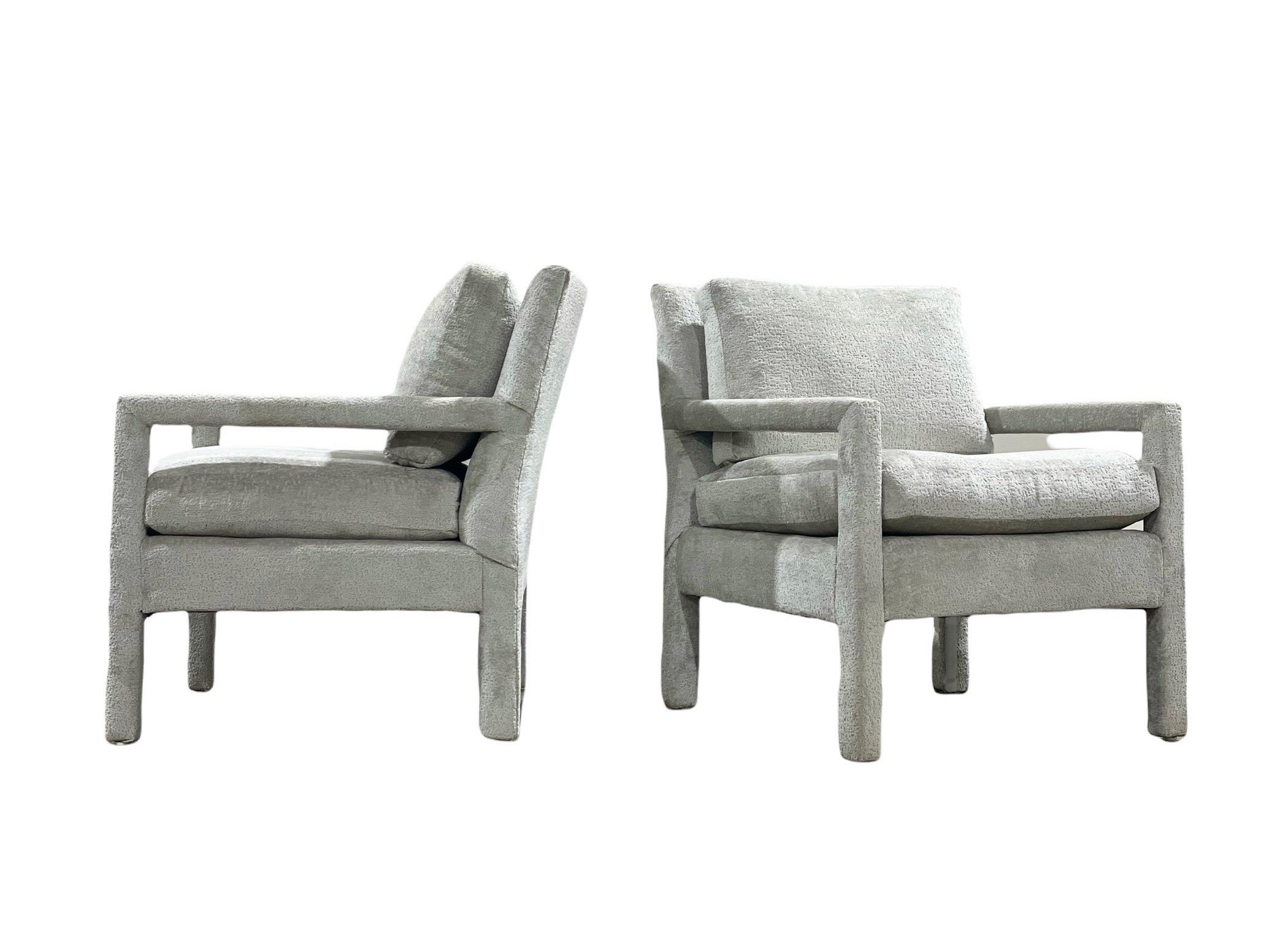 Paire classique de fauteuils de style Parsons du milieu des années 1970 par Bernhardt. Une fabrication américaine solide et robuste et un classique du design intemporel. La restauration complète de cette paire par nos artisans internes place la