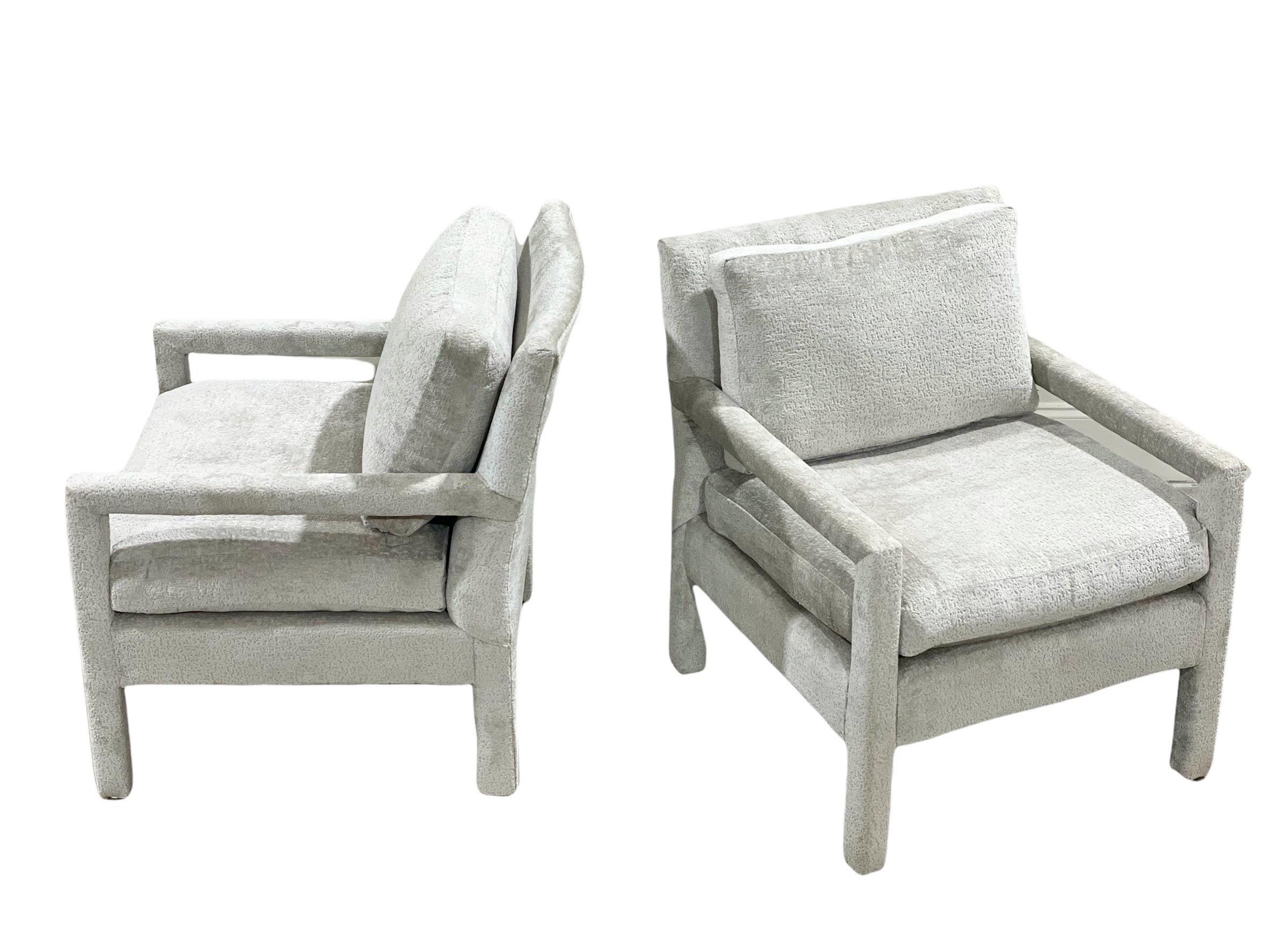 Mid-Century Modern Paire de fauteuils de salon de style Parsons du milieu du siècle dernier par Bernhardt, d'après Milo Baughman en vente