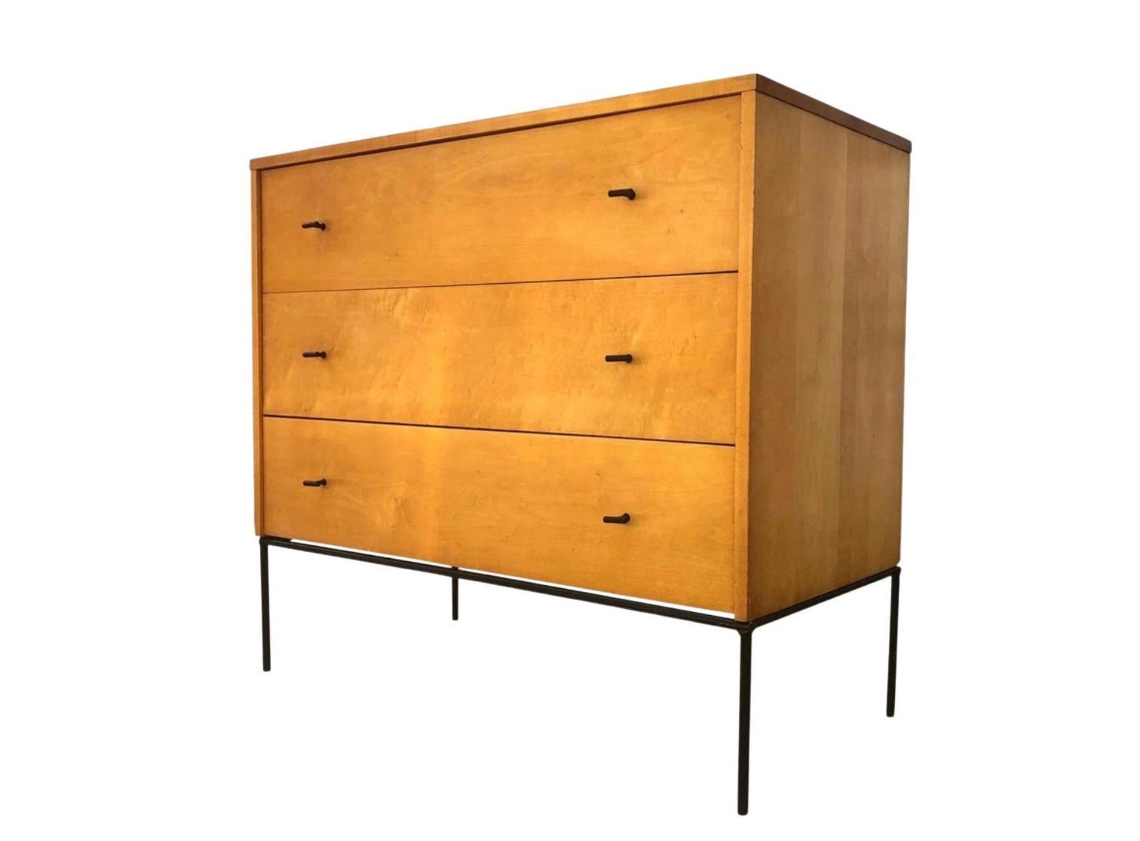Coppia di comò a 3 cassetti Paul McCobb della metà del secolo scorso per Planner Group #1508. Bellissima cassettiera di Paul McCobb degli anni '50 circa Planner Group a 3 cassetti in acero massiccio con tiretti neri poggia su una base in ferro nero.