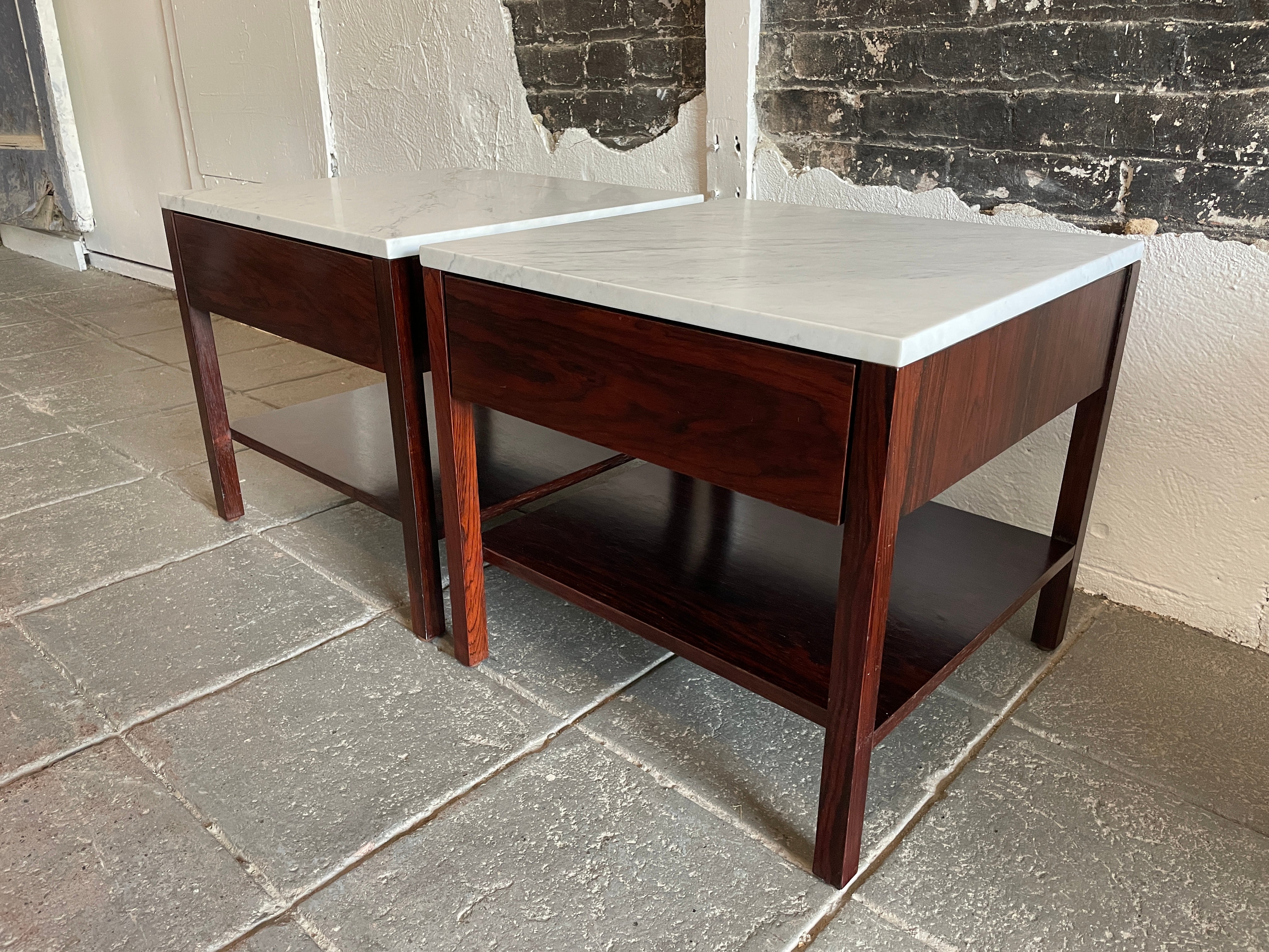 Pair of beautiful Florence knoll single drawer nightstands or side tables. Rosewood single drawer nightstands with clean Carrara marble tops. Oak drawers with single white divider. Has metal drawer slides. Both are labeled knoll. Located in Brooklyn