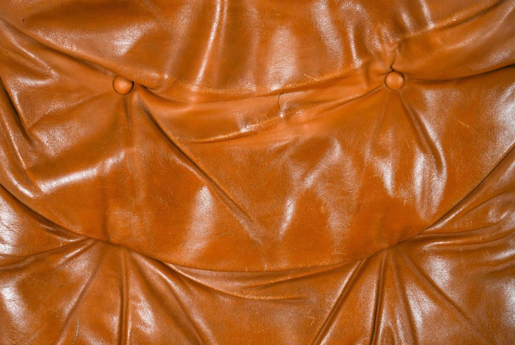 Pair Midcentury Scandinavian Modern Tan Leather Siesta Lounge Chairs by Westnofa In Good Condition In BROOKLYN, NY