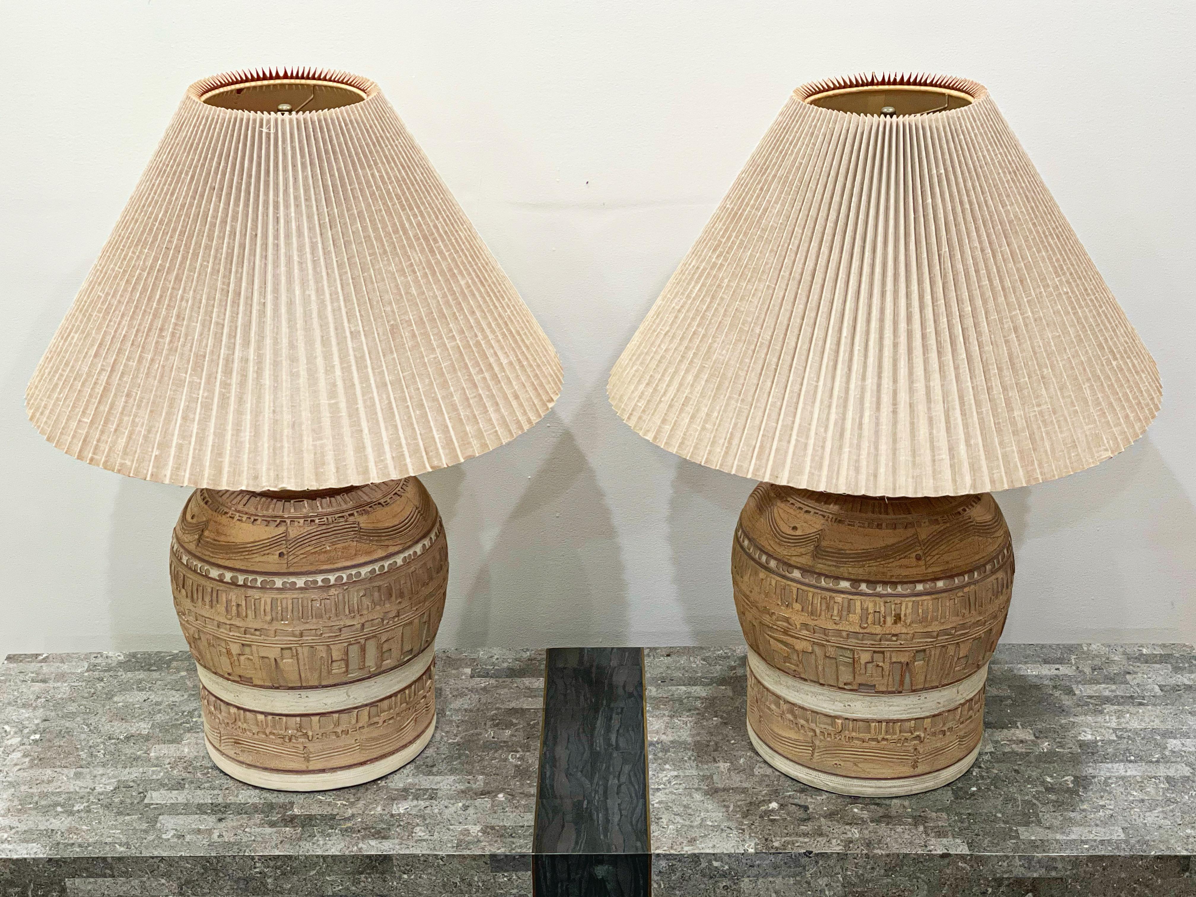 Pair Midcentury Sculpted Earthenware Table Lamps by Casual Lamps, circa 1979 In Good Condition In Decatur, GA