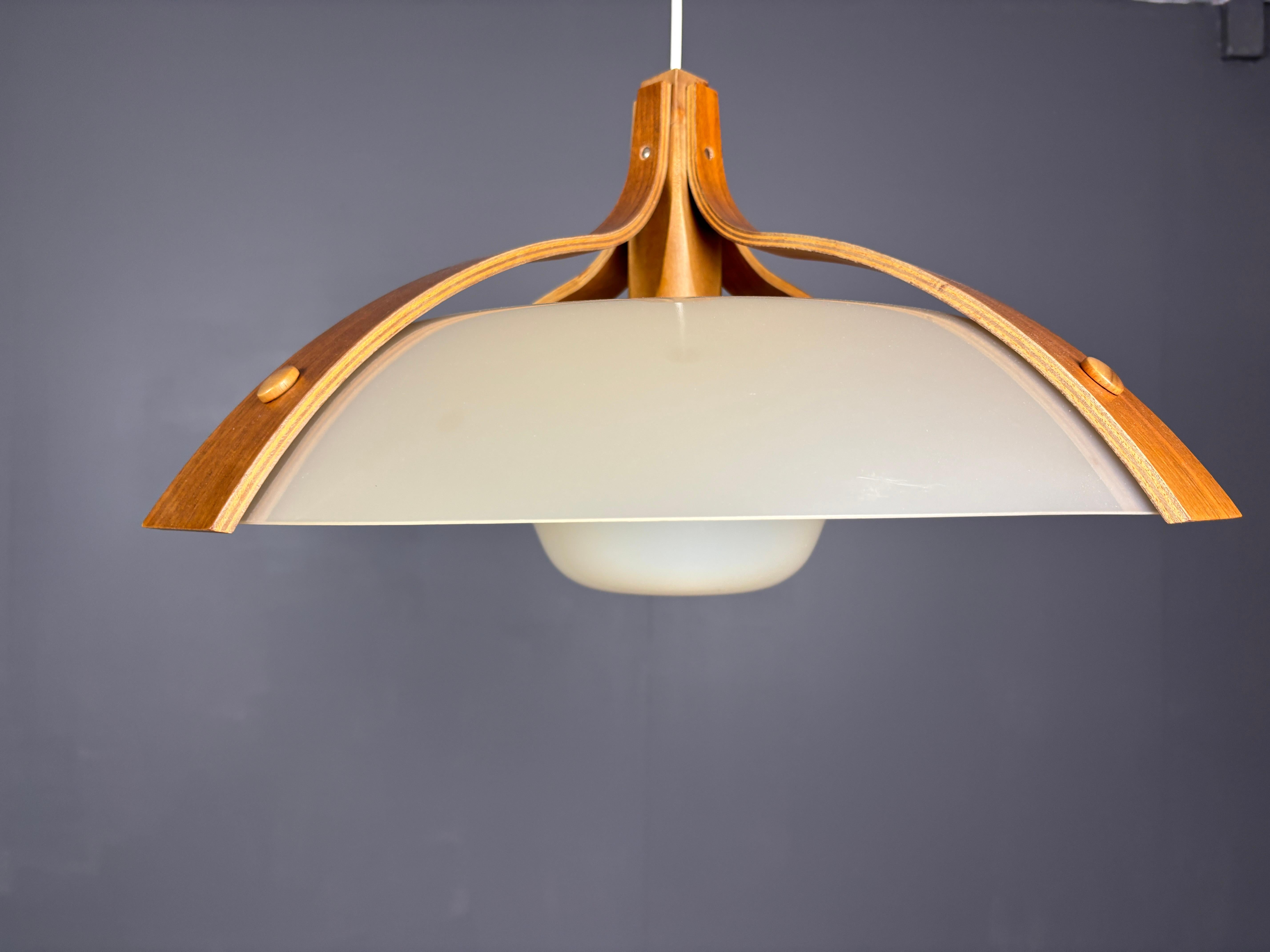 Rare paire de Temde, modèle '328' en noyer stratifié et plastique moulé, Suisse, années 1960

Une lampe suspendue élégante de l'ère spatiale, fabriquée à partir d'arcs et d'axes principaux en noyer massif, accentués par un dôme biomorphique en