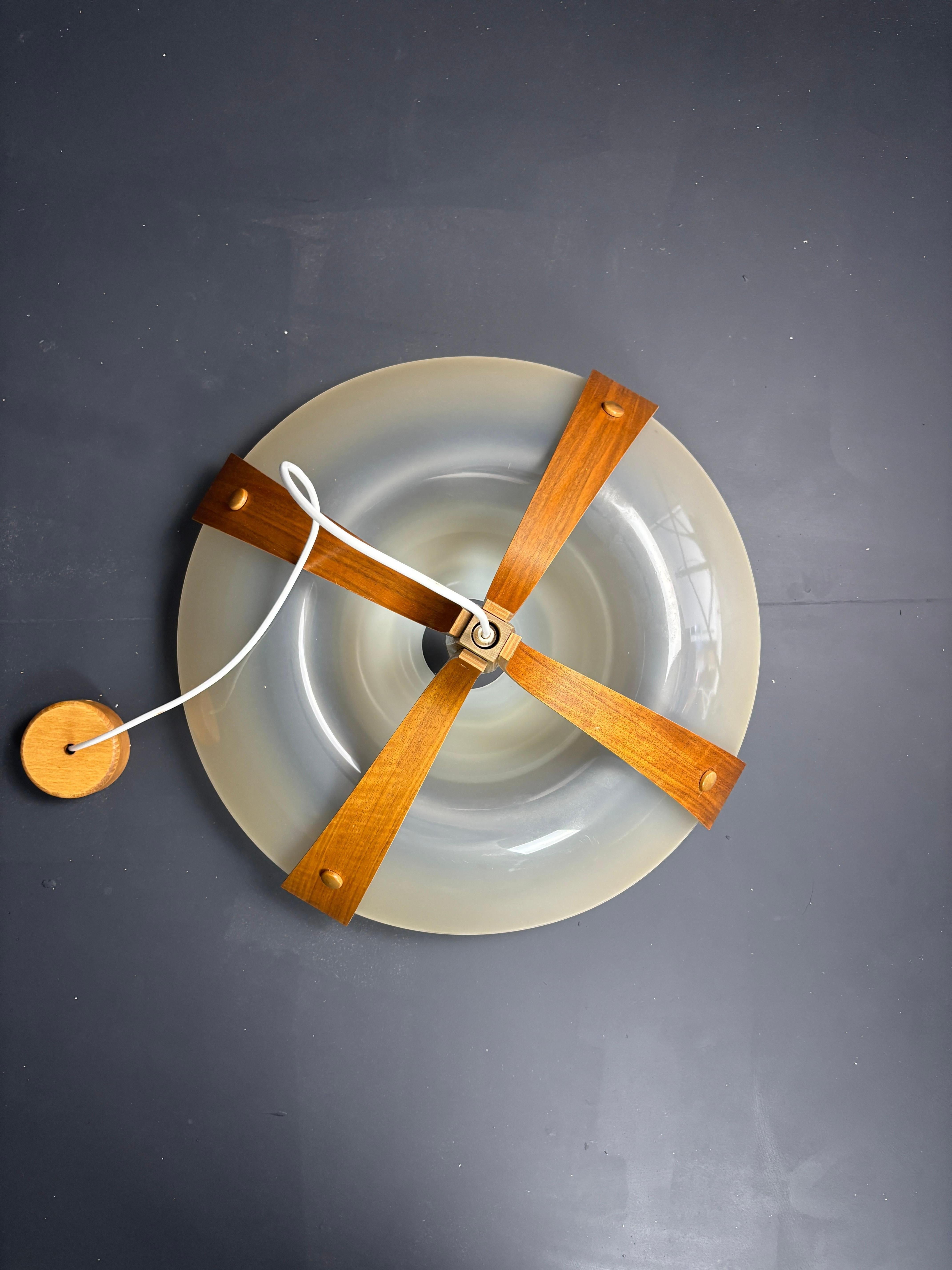 Paire de pendentifs en nid d'abeille de l'ère spatiale du milieu du siècle dernier, modèle 328, de la marque Temde. Bon état - En vente à Zaandam, NL