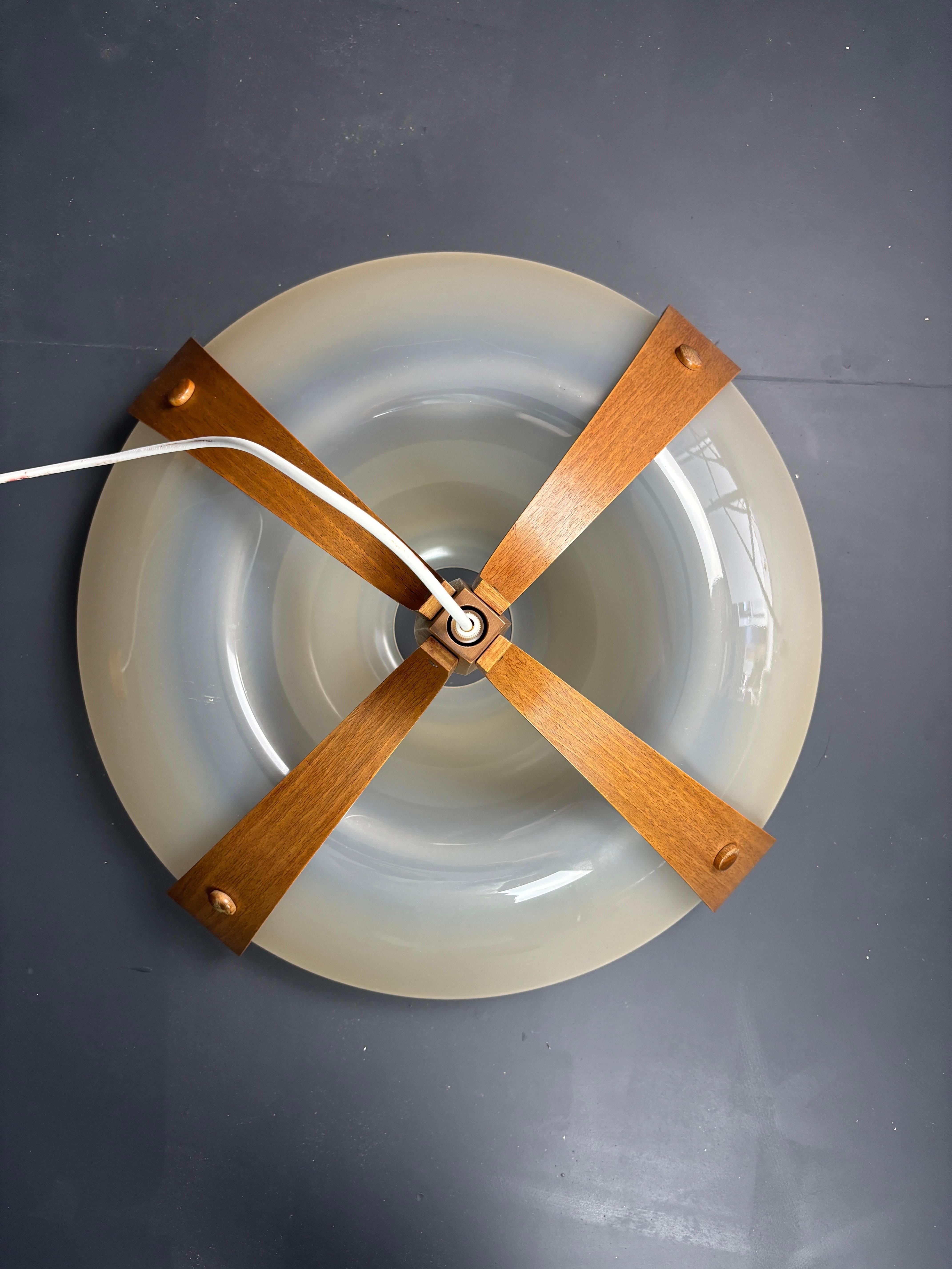 Milieu du XXe siècle Paire de pendentifs en nid d'abeille de l'ère spatiale du milieu du siècle dernier, modèle 328, de la marque Temde. en vente