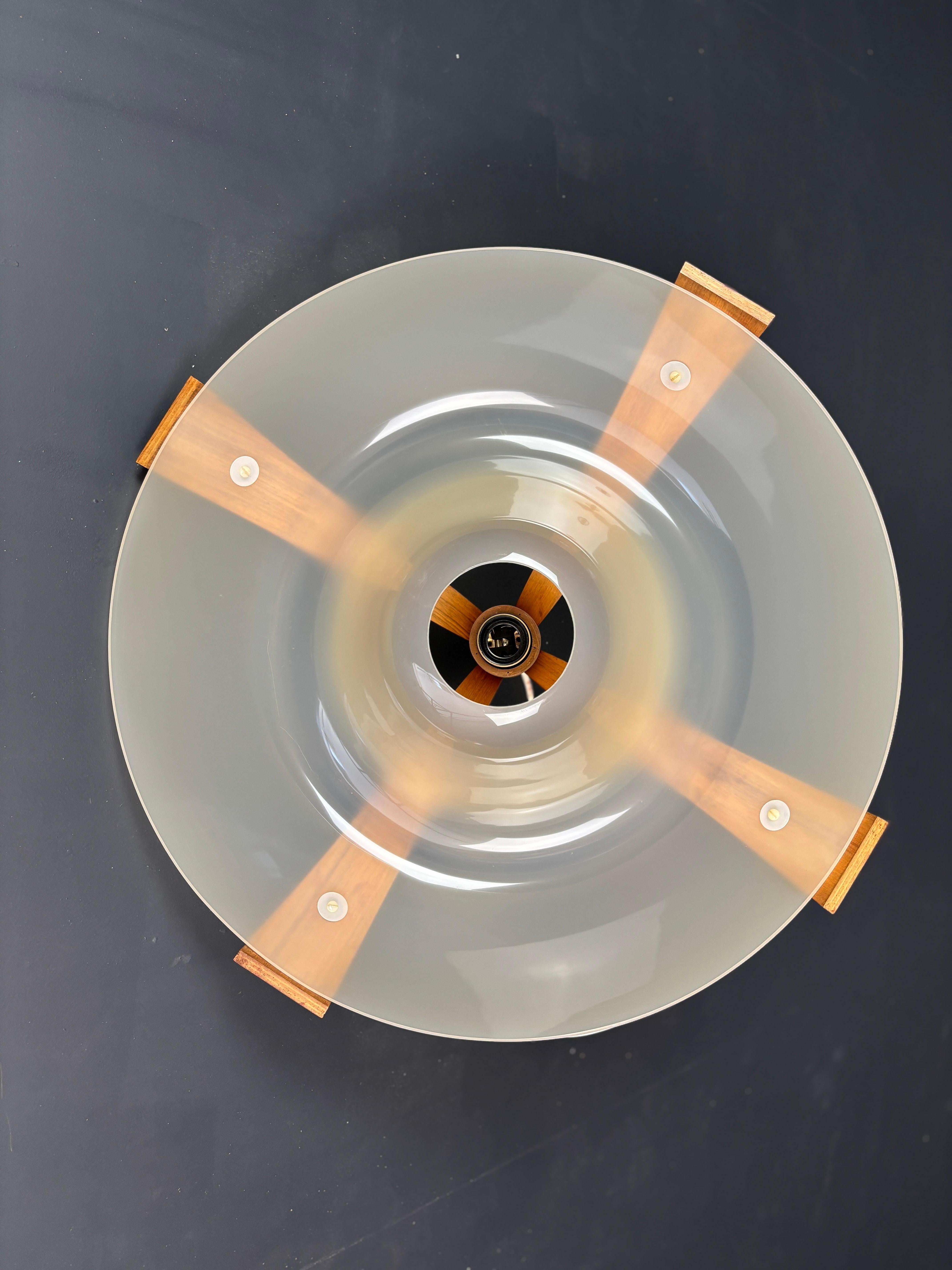Plastique Paire de pendentifs en nid d'abeille de l'ère spatiale du milieu du siècle dernier, modèle 328, de la marque Temde. en vente