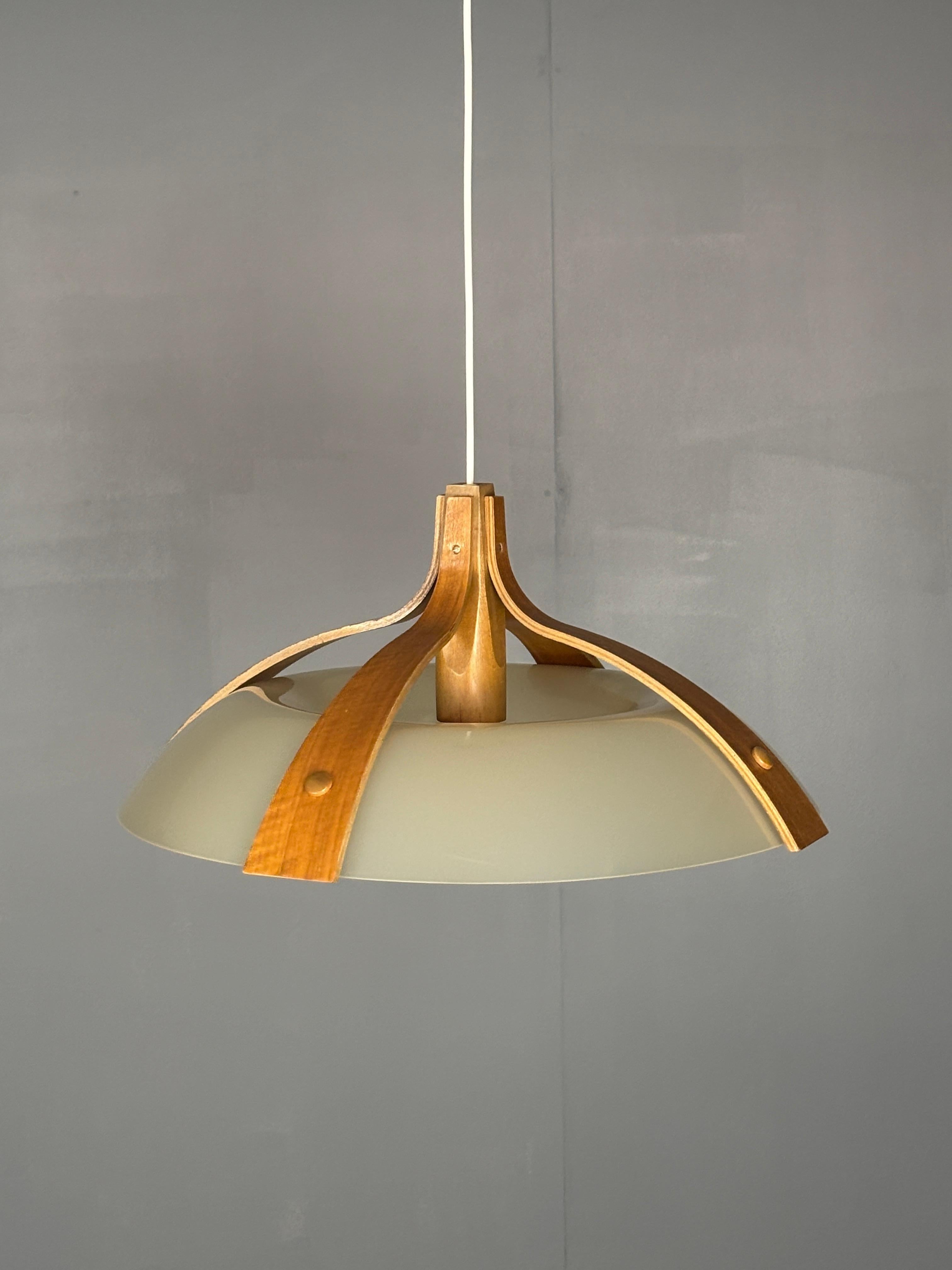 Paire de pendentifs en nid d'abeille de l'ère spatiale du milieu du siècle dernier, modèle 328, de la marque Temde. en vente 1