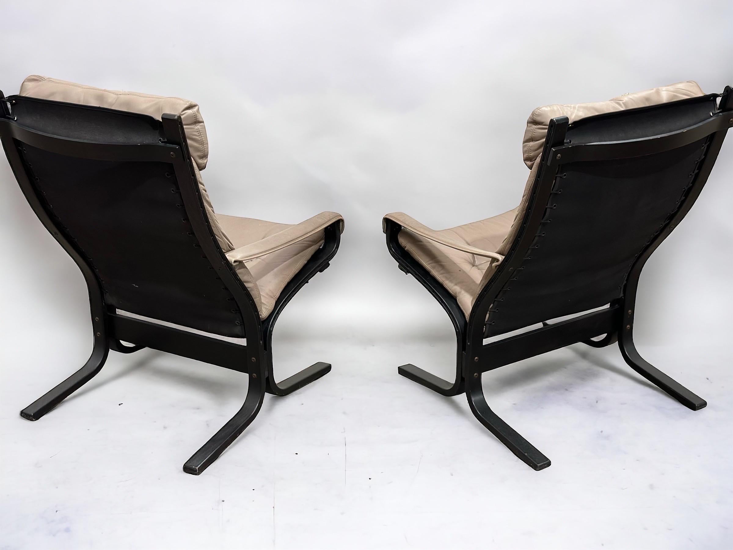 Ein Paar Westnofa Siesta-Stühle aus der Mitte des Jahrhunderts – Leder mit hoher Rückenlehne – Ingmar Relling im Zustand „Gut“ im Angebot in Decatur, GA
