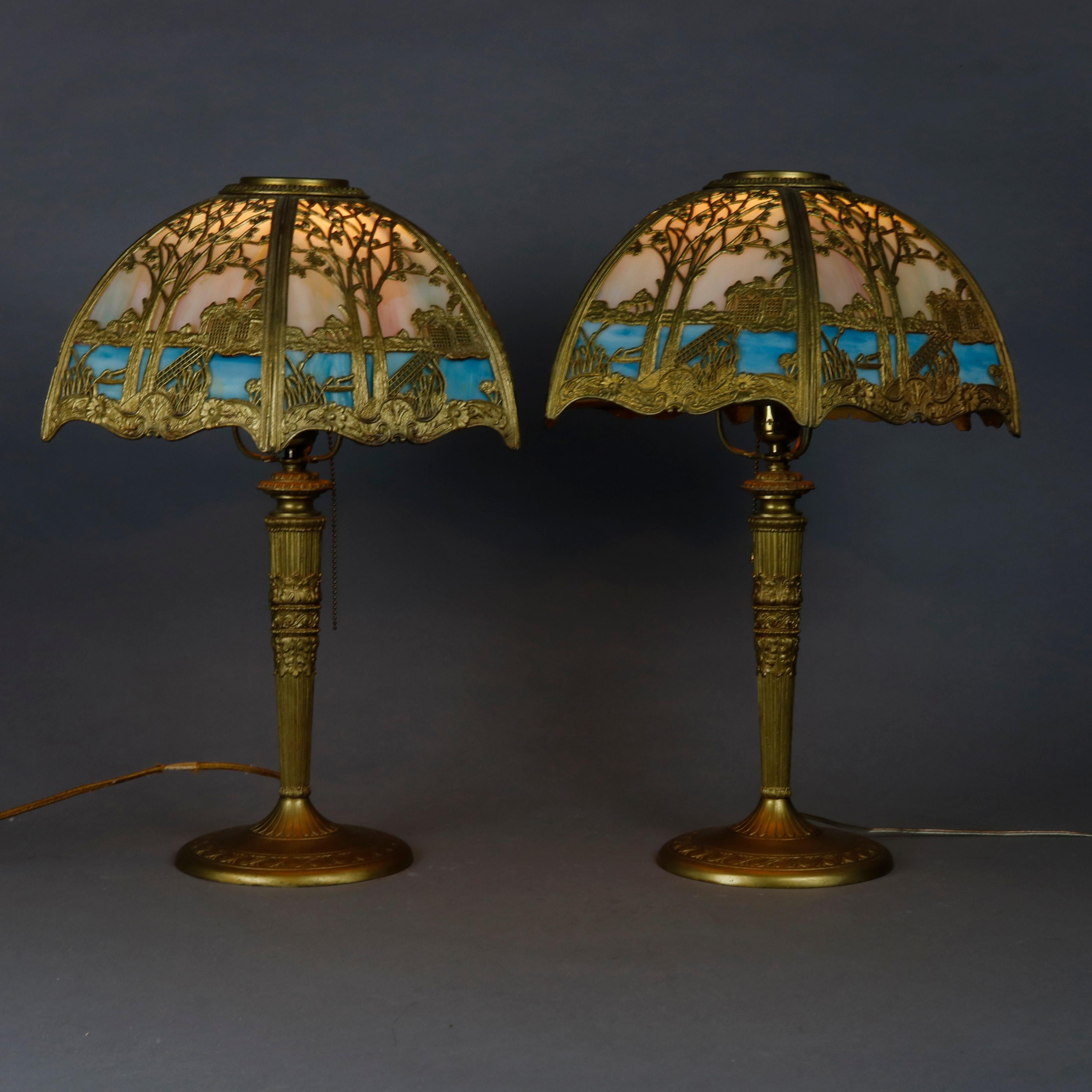 Paire de lampes Miller Glass Co à deux tons:: en verre laitier et métal doré:: pour paysages scéniques 6