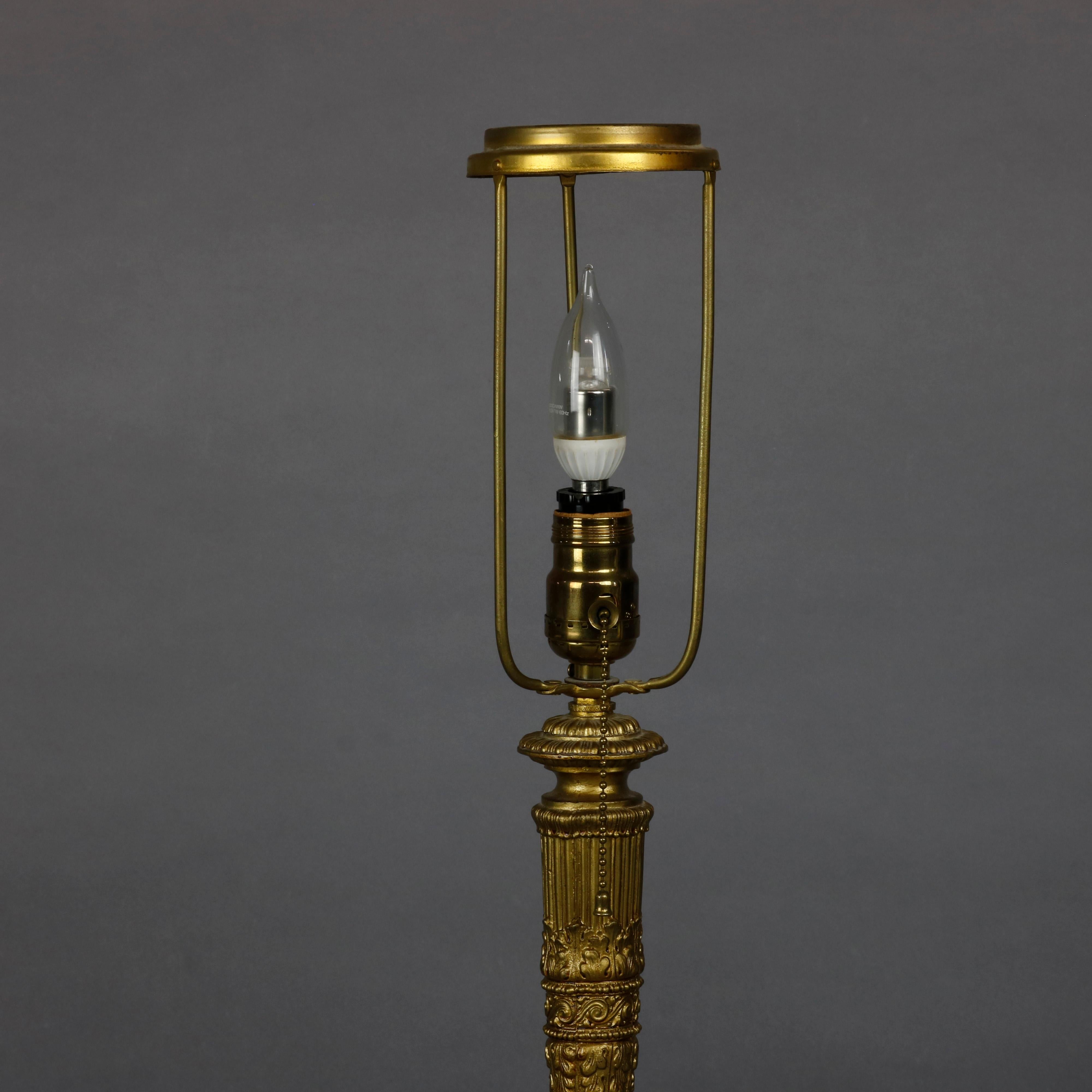 Paire de lampes Miller Glass Co à deux tons:: en verre laitier et métal doré:: pour paysages scéniques 8