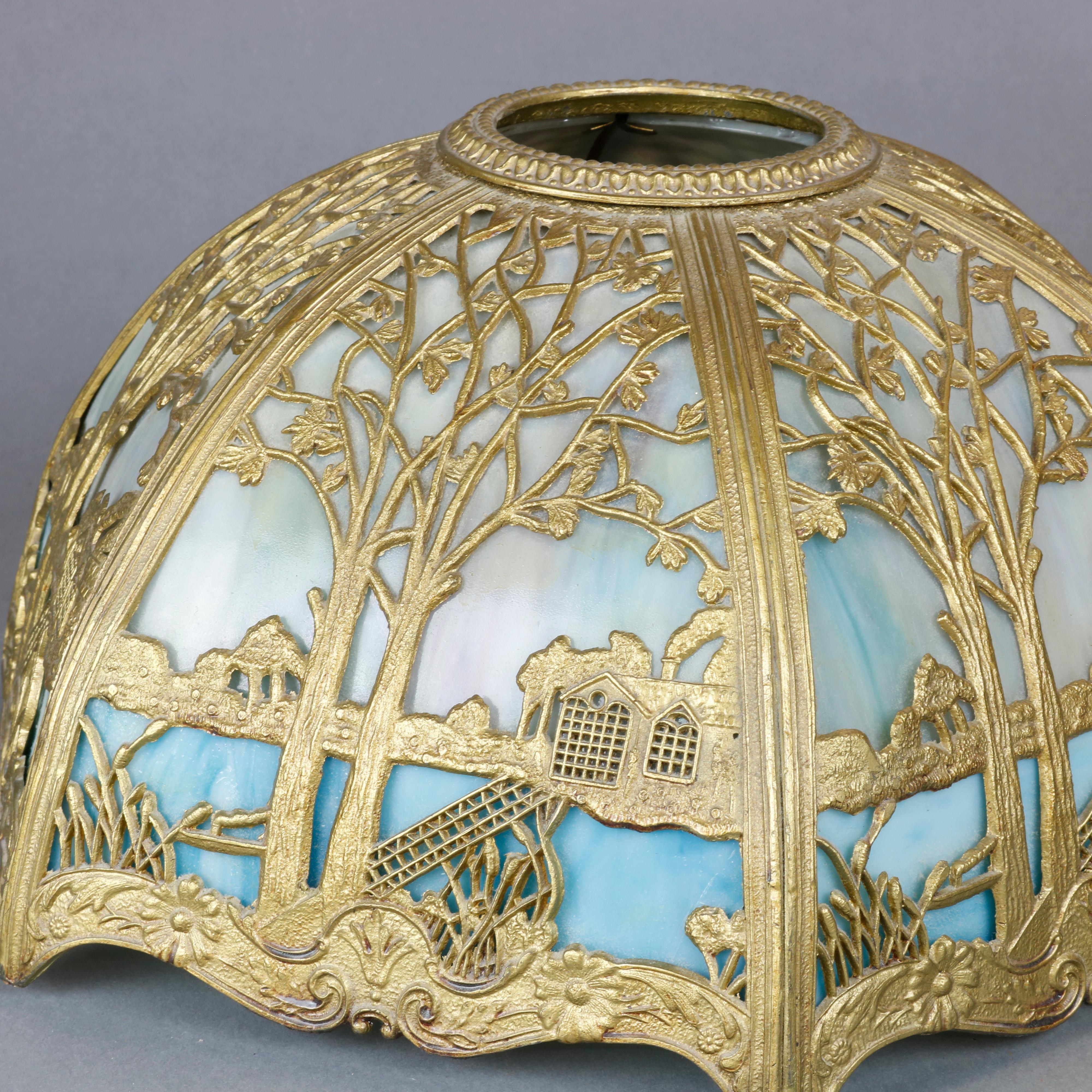 Arts and Crafts Paire de lampes Miller Glass Co à deux tons:: en verre laitier et métal doré:: pour paysages scéniques