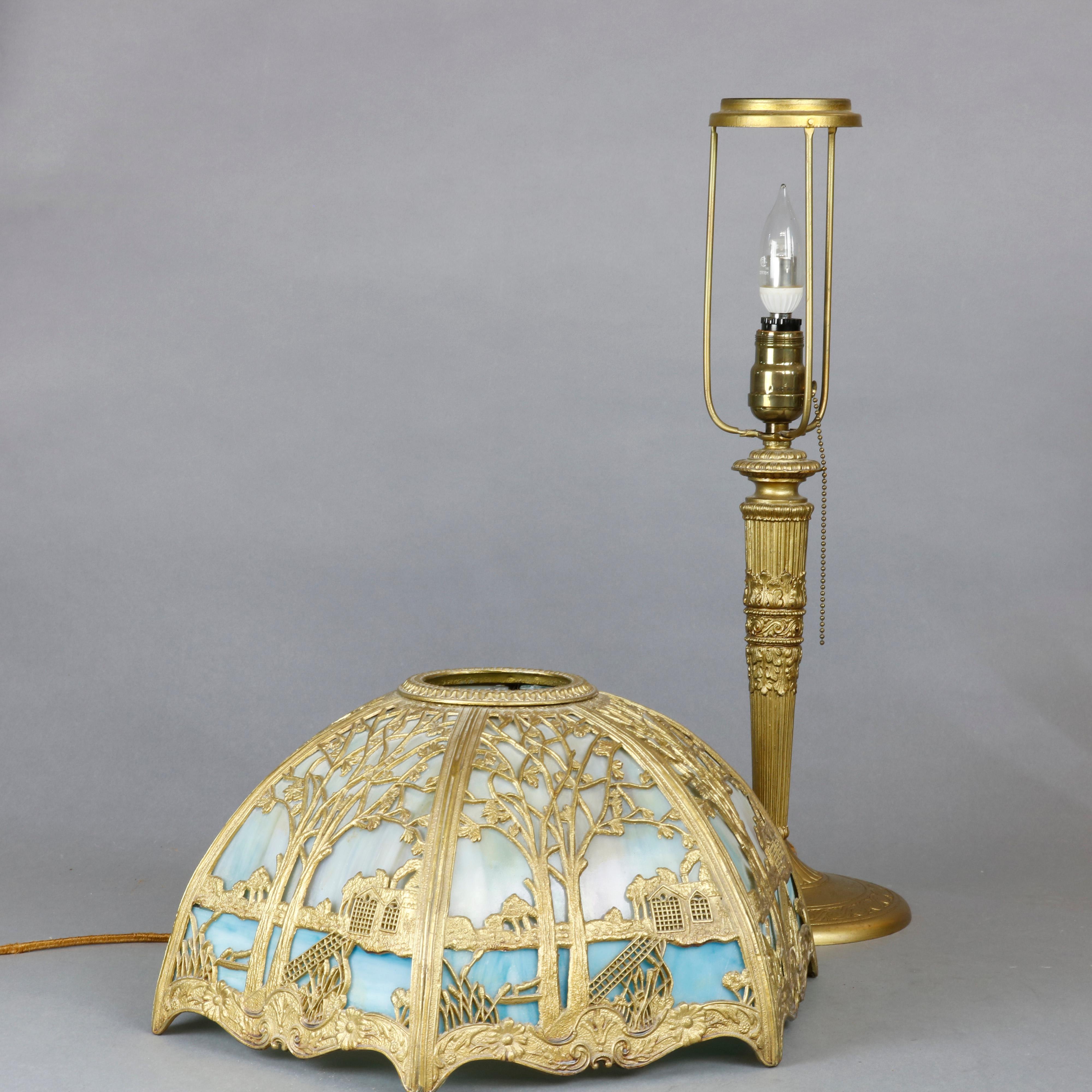 Américain Paire de lampes Miller Glass Co à deux tons:: en verre laitier et métal doré:: pour paysages scéniques