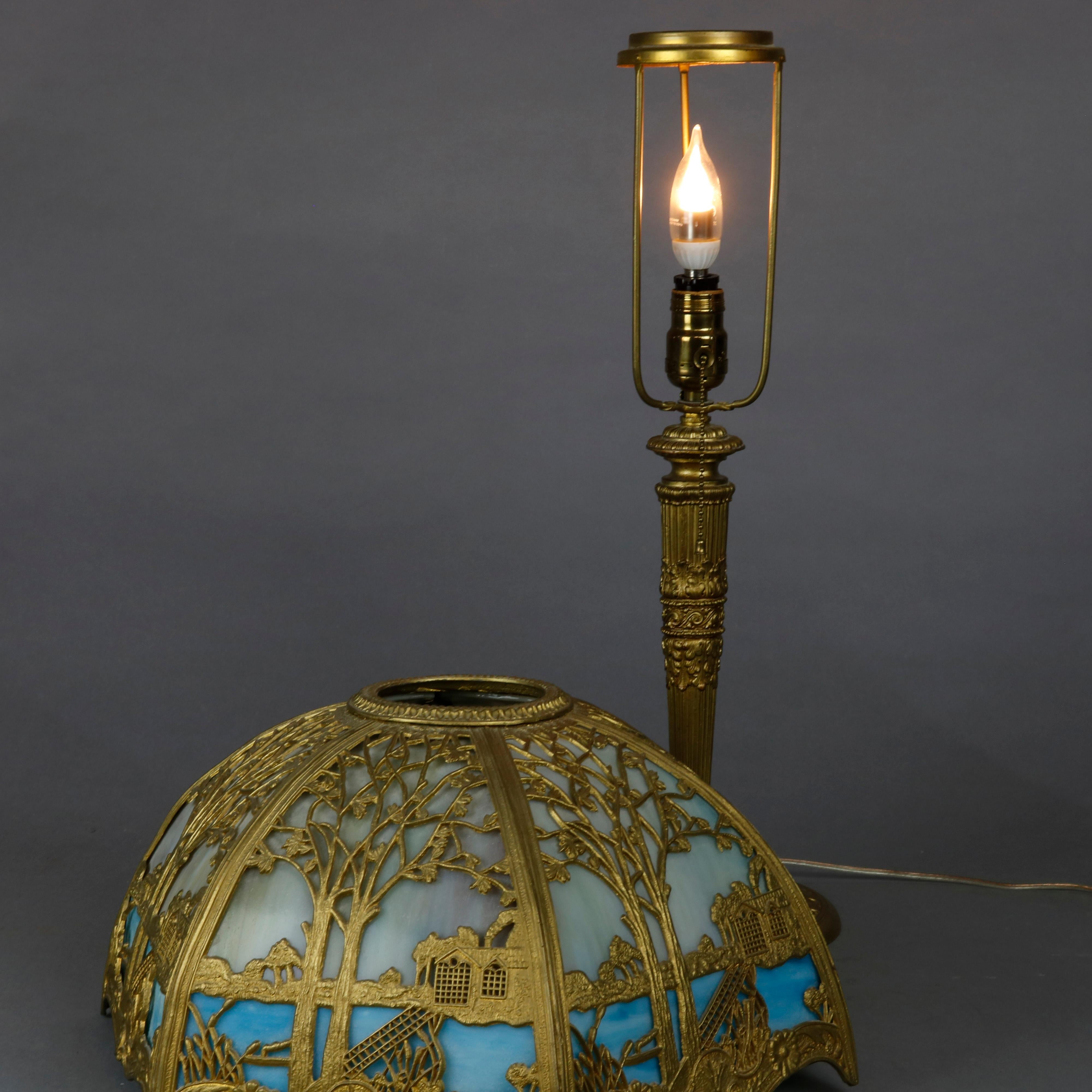 Paire de lampes Miller Glass Co à deux tons:: en verre laitier et métal doré:: pour paysages scéniques 1