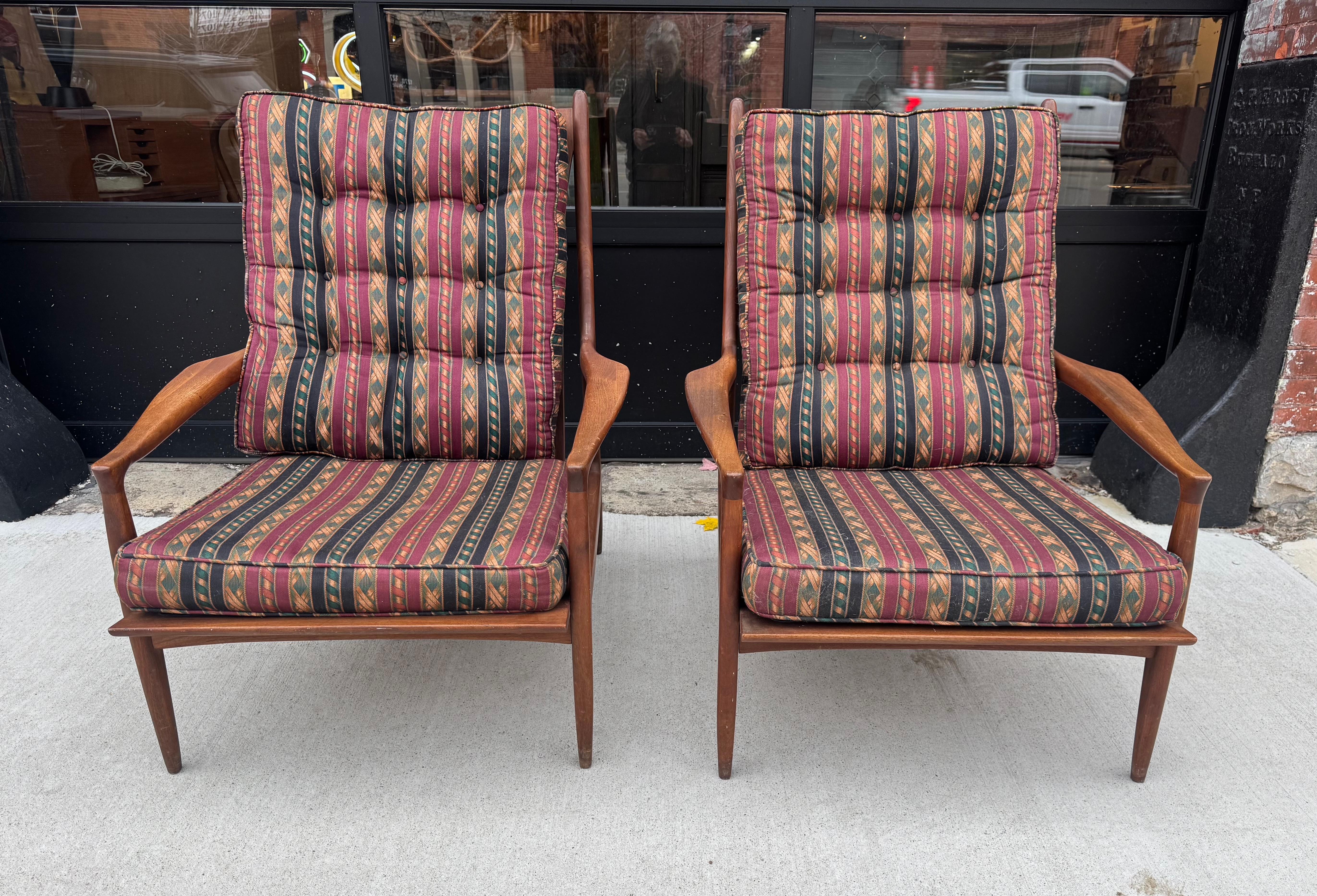 Disegnata da Milo Baughman nel 1965, la nostra poltrona Archie è un classico del Mid Century Modern. Caratterizzato da una struttura in noce massiccio a vista, ARMI SCULTURATE.... Grande design, qualità e costruzione superiori. Conserva la finitura