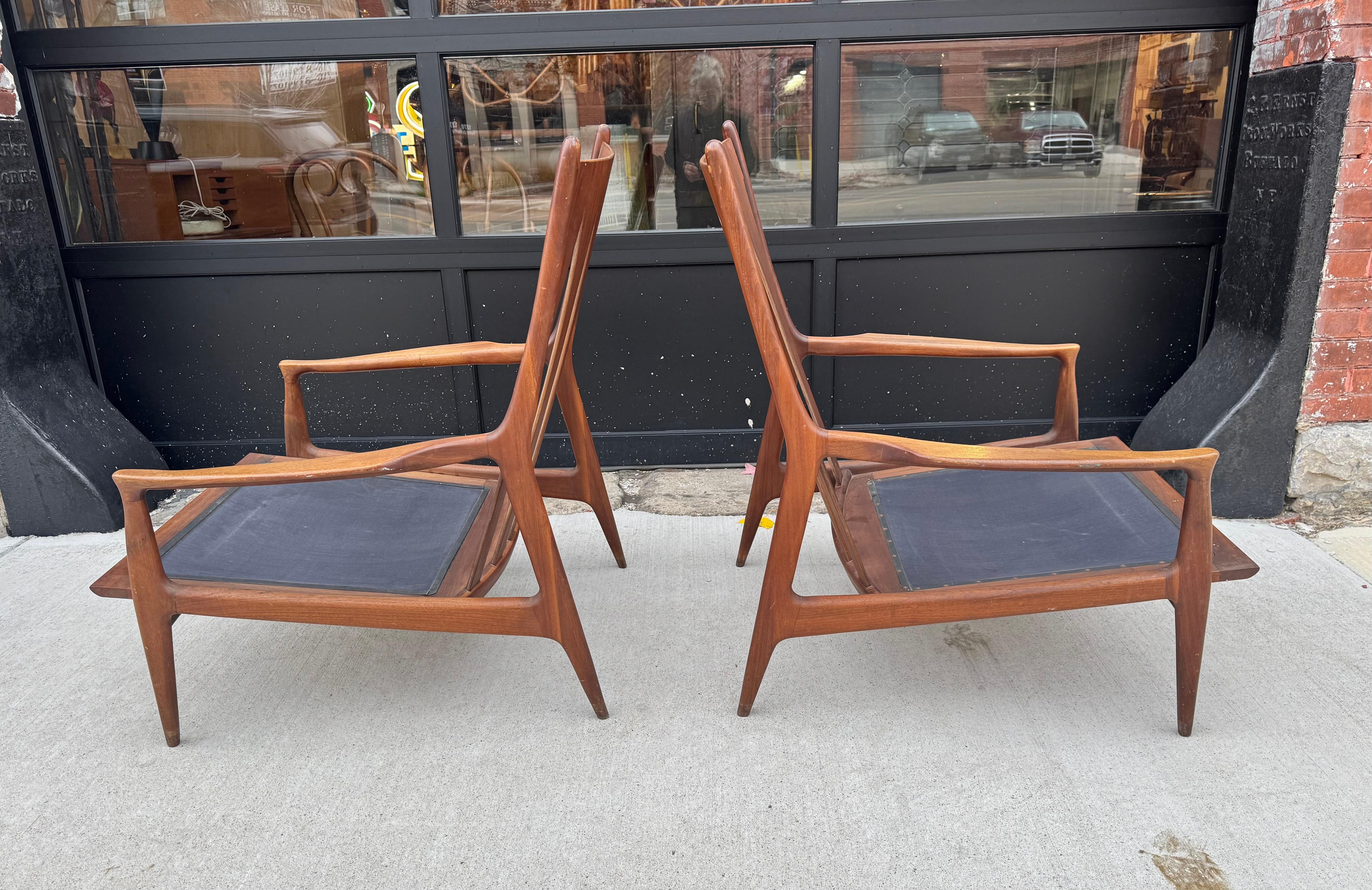 A olio Coppia di sedie Milo Baughman Archie / Noce scolpito - Design classico di metà secolo in vendita