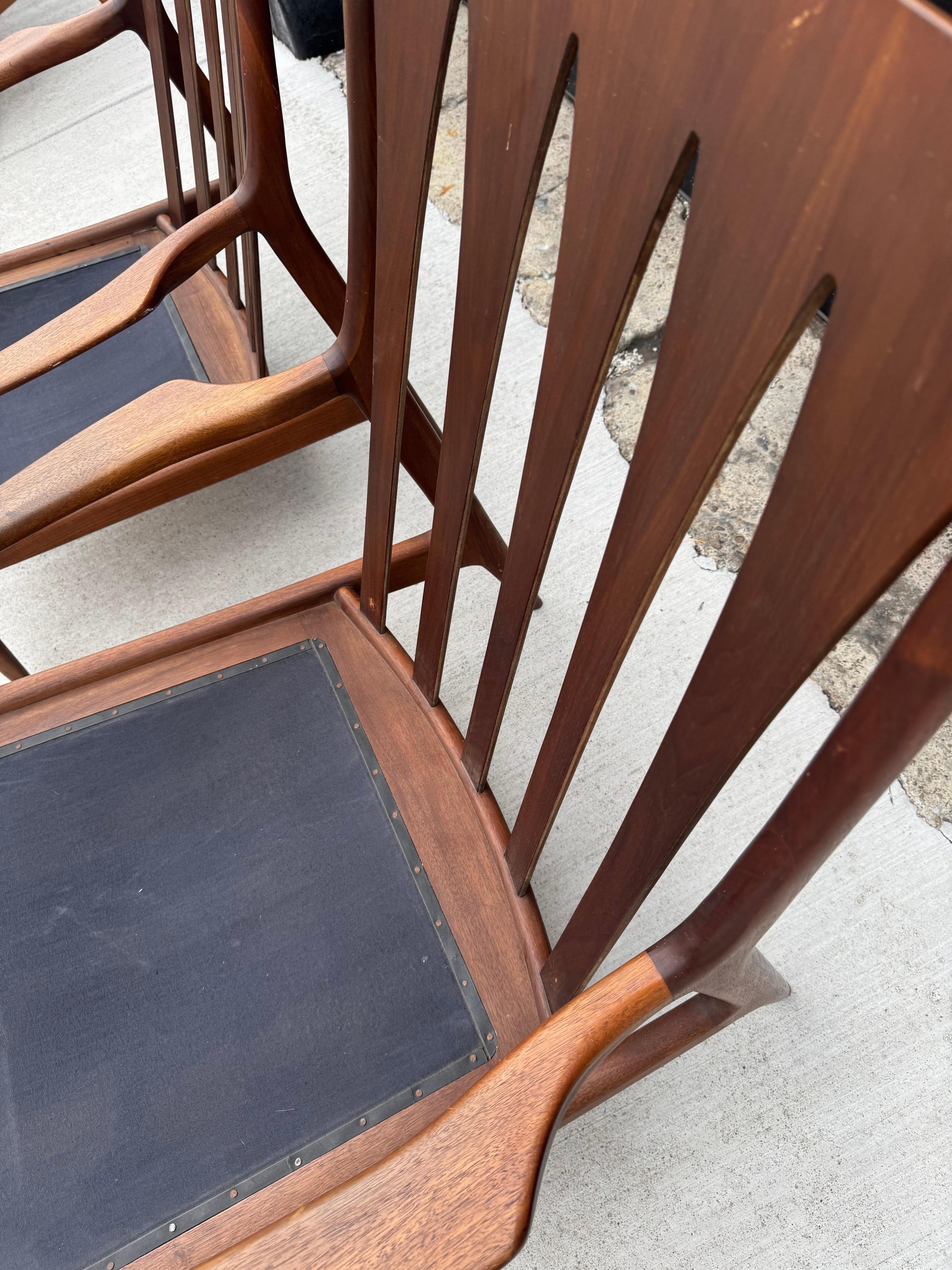 Coppia di sedie Milo Baughman Archie / Noce scolpito - Design classico di metà secolo In condizioni buone in vendita a Buffalo, NY