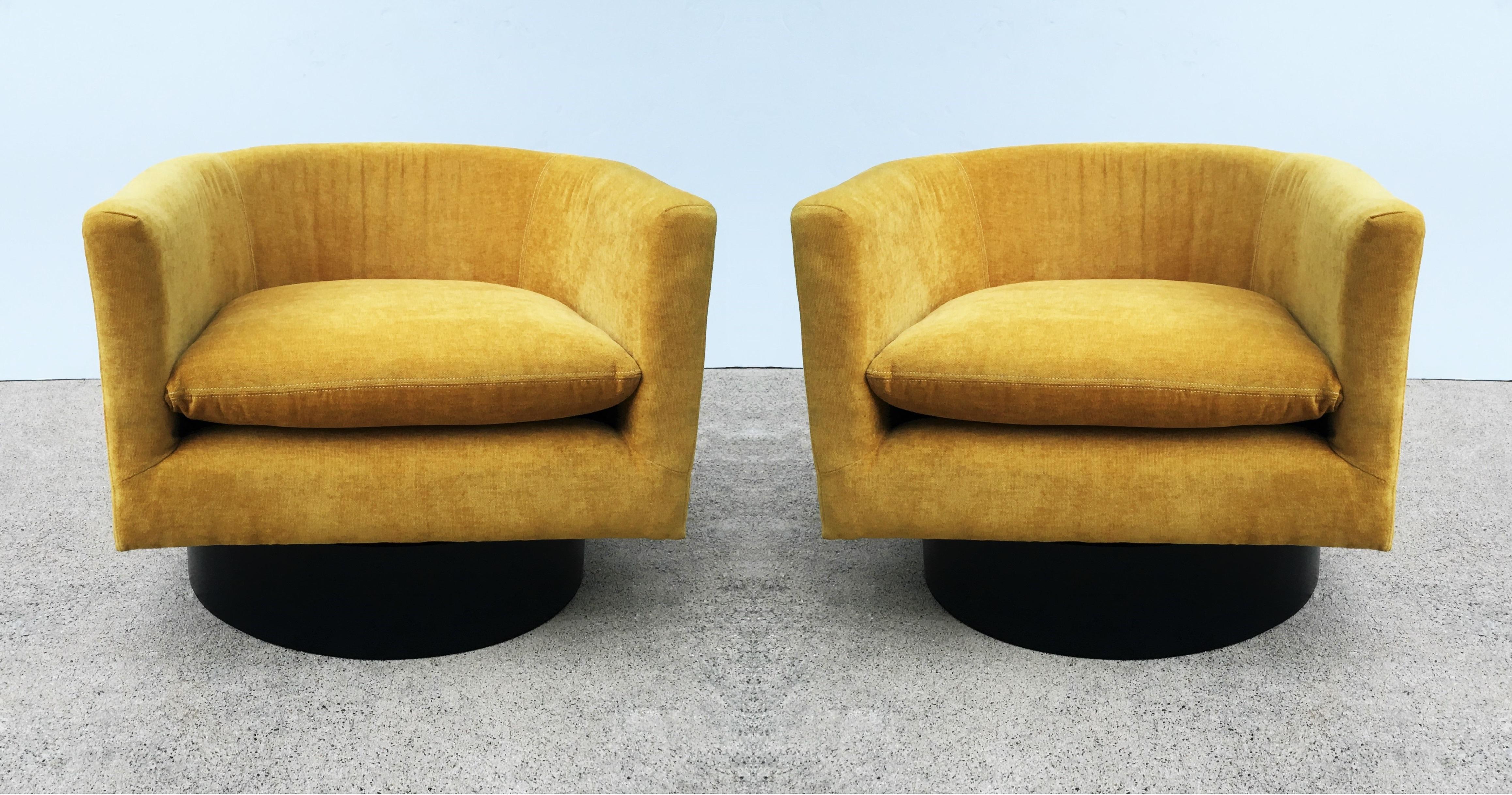 Mid-Century Modern Paire de chaises pivotantes à dossier baril de Milo Baughman en vente
