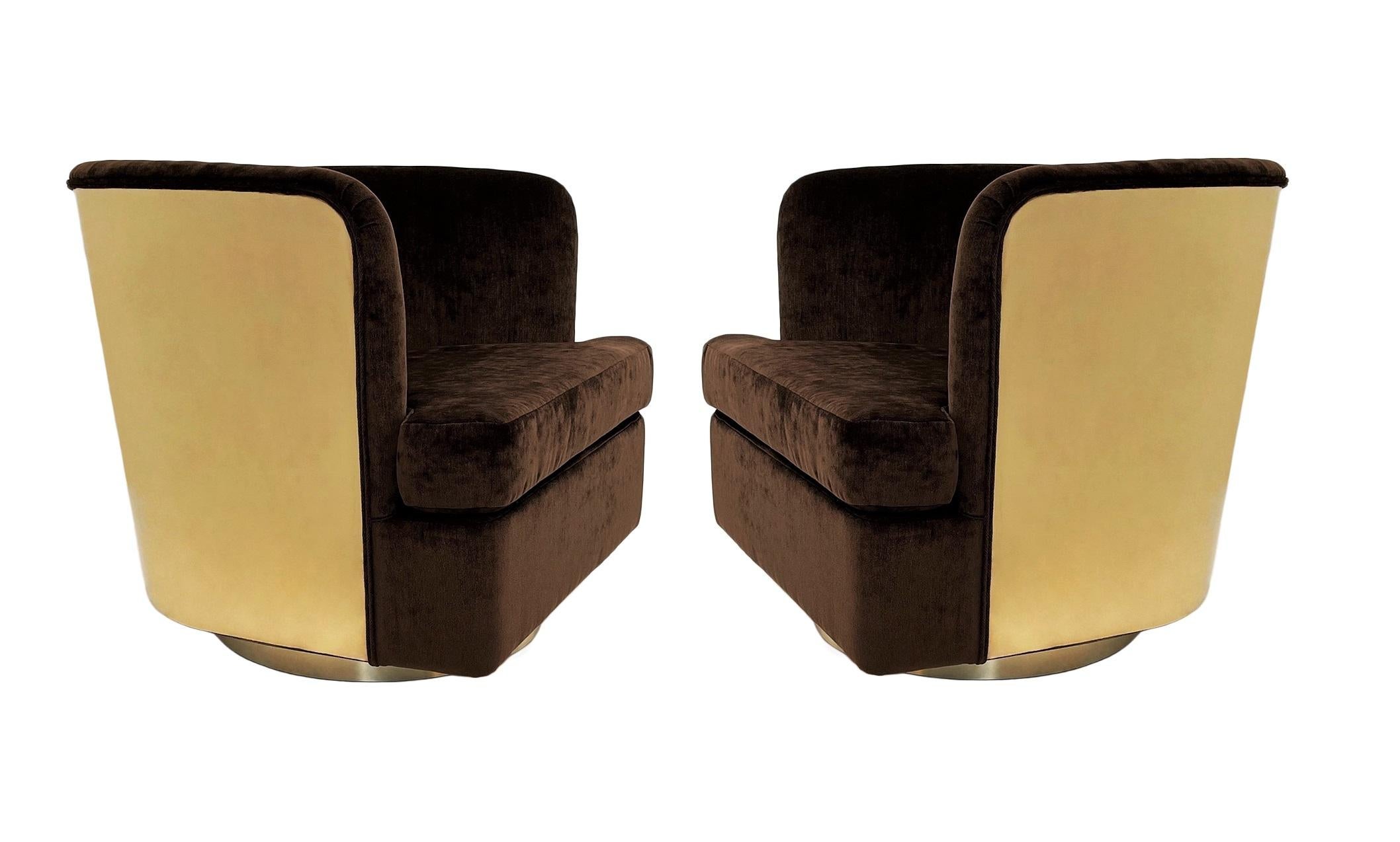 Mid-Century Modern Paire de chaises à dossier baril en laiton de Milo Baughman, restaurées en vente