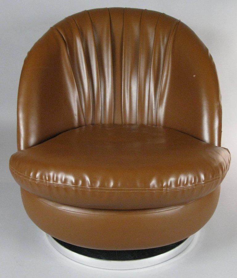 Pair of Milo Baughman Brown Tilt and Swivel Lounge Chairs In Good Condition In Dallas, TX