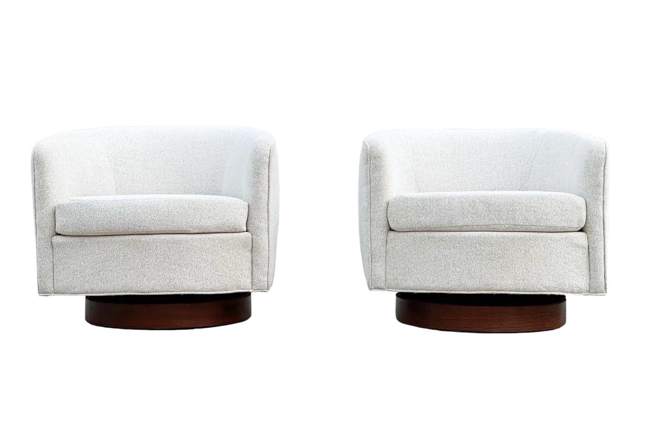 Pair of Midcentury Swivel + Tilt Barrel Back Chairs - After Milo Baughman In Good Condition In Decatur, GA