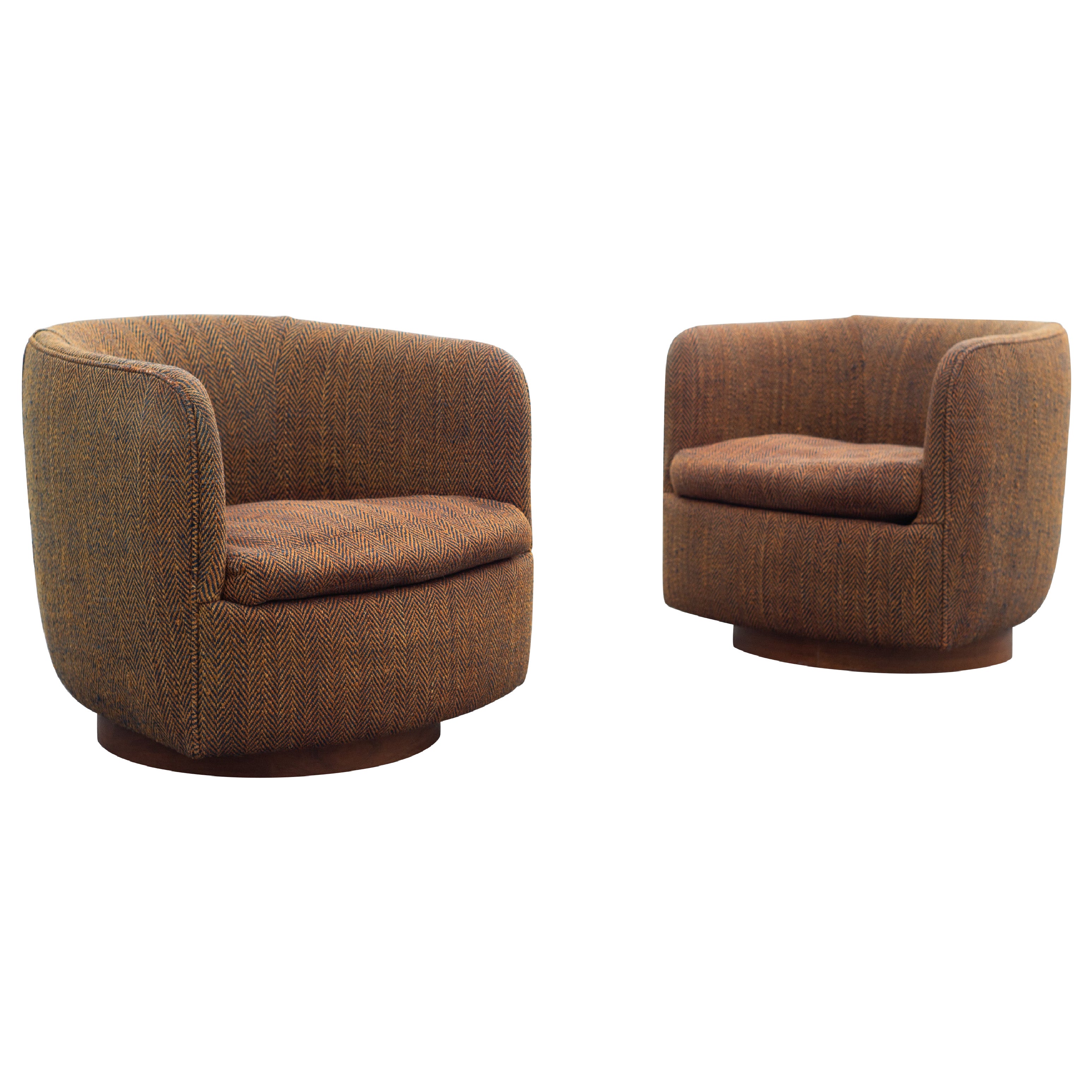 Paar Milo Baughman für Thayer Coggin Swivel Lounge oder Club Stühle Walnuss 
Tweed im Angebot
