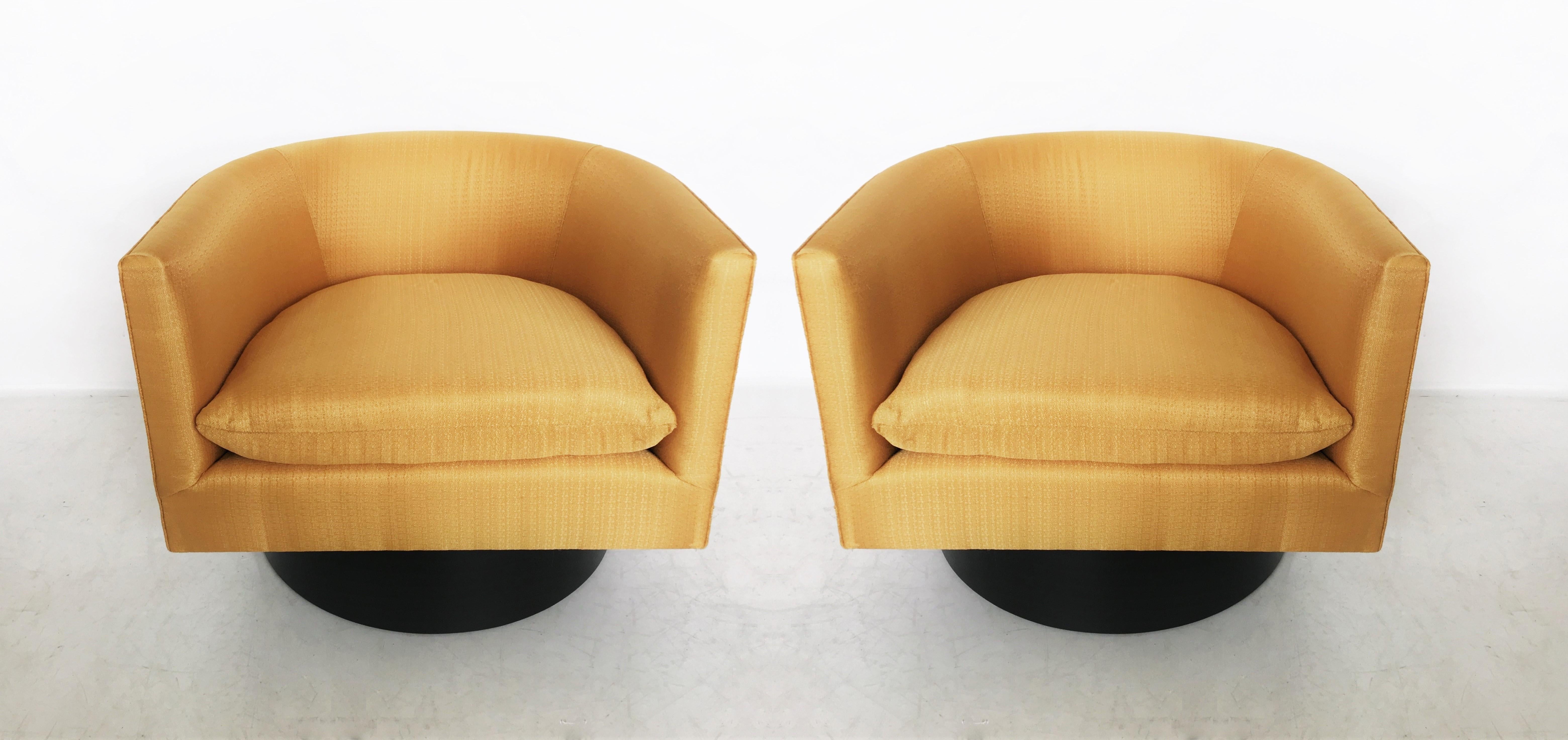 Pair of Milo Baughman Modern Barrel Back Swivel Chairs In Good Condition In Dallas, TX