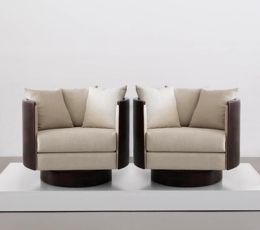 Mid-Century Modern Paire de chaises pivotantes à dossier baril et cadre en bois de style Milo Baughman en vente