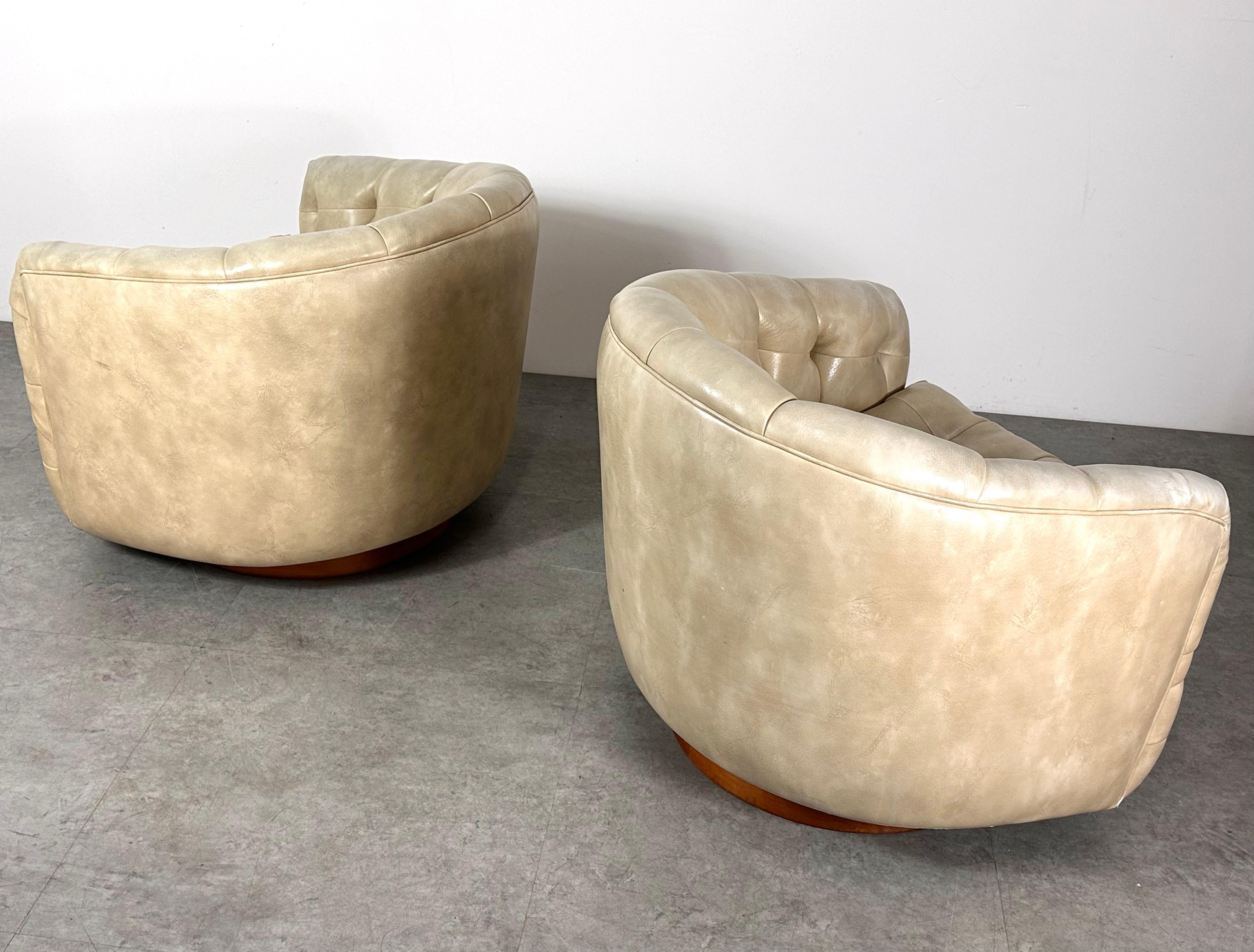 Pair Milo Baughman Thayer Coggin Walnut Tufted Barrel Swivel Lounge Chairs 1960s In Good Condition In Troy, MI