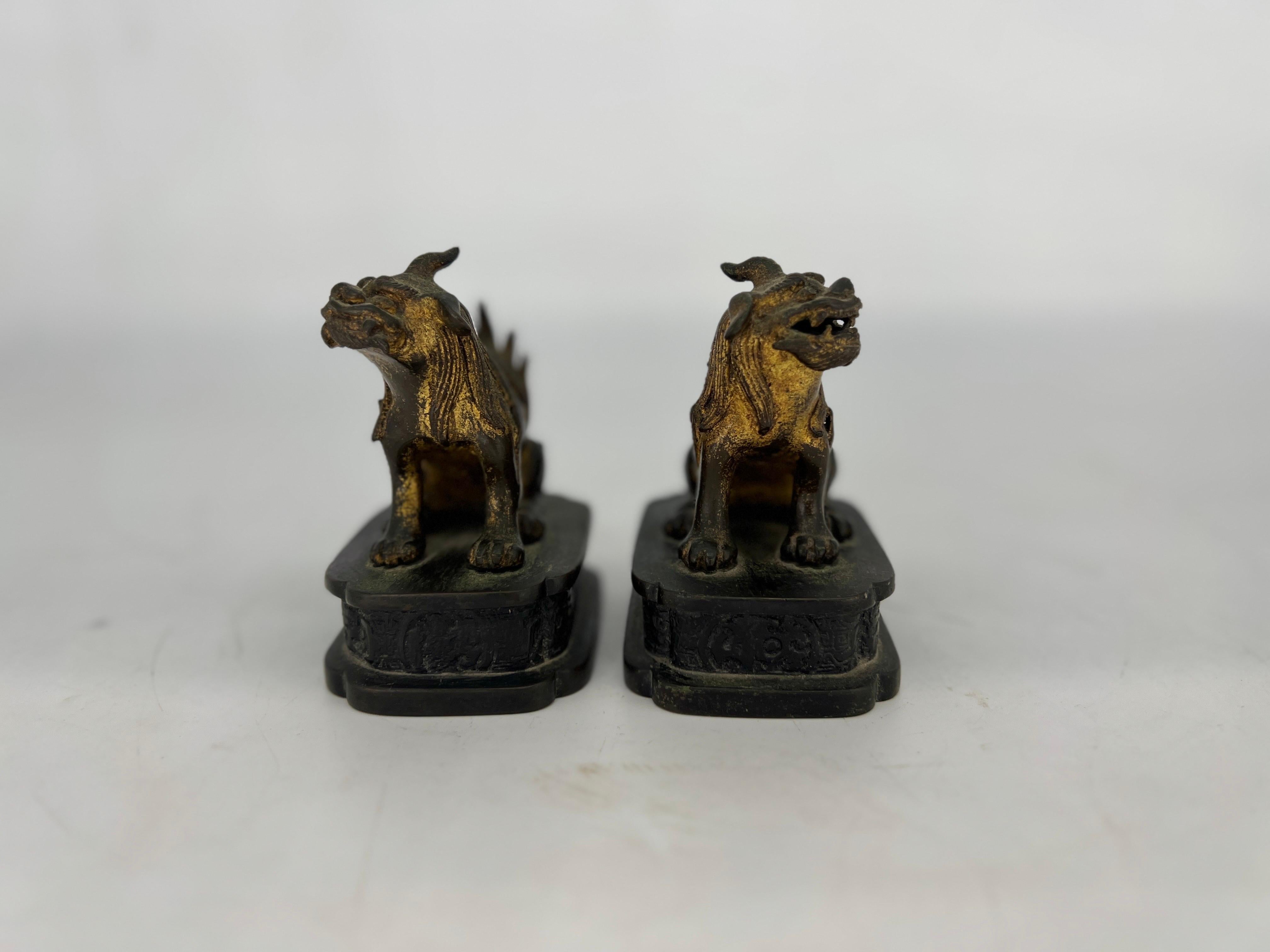 Paire de chiens de chasse et de lions de garde chinois en bronze doré de la Dynastie Ming en vente 3