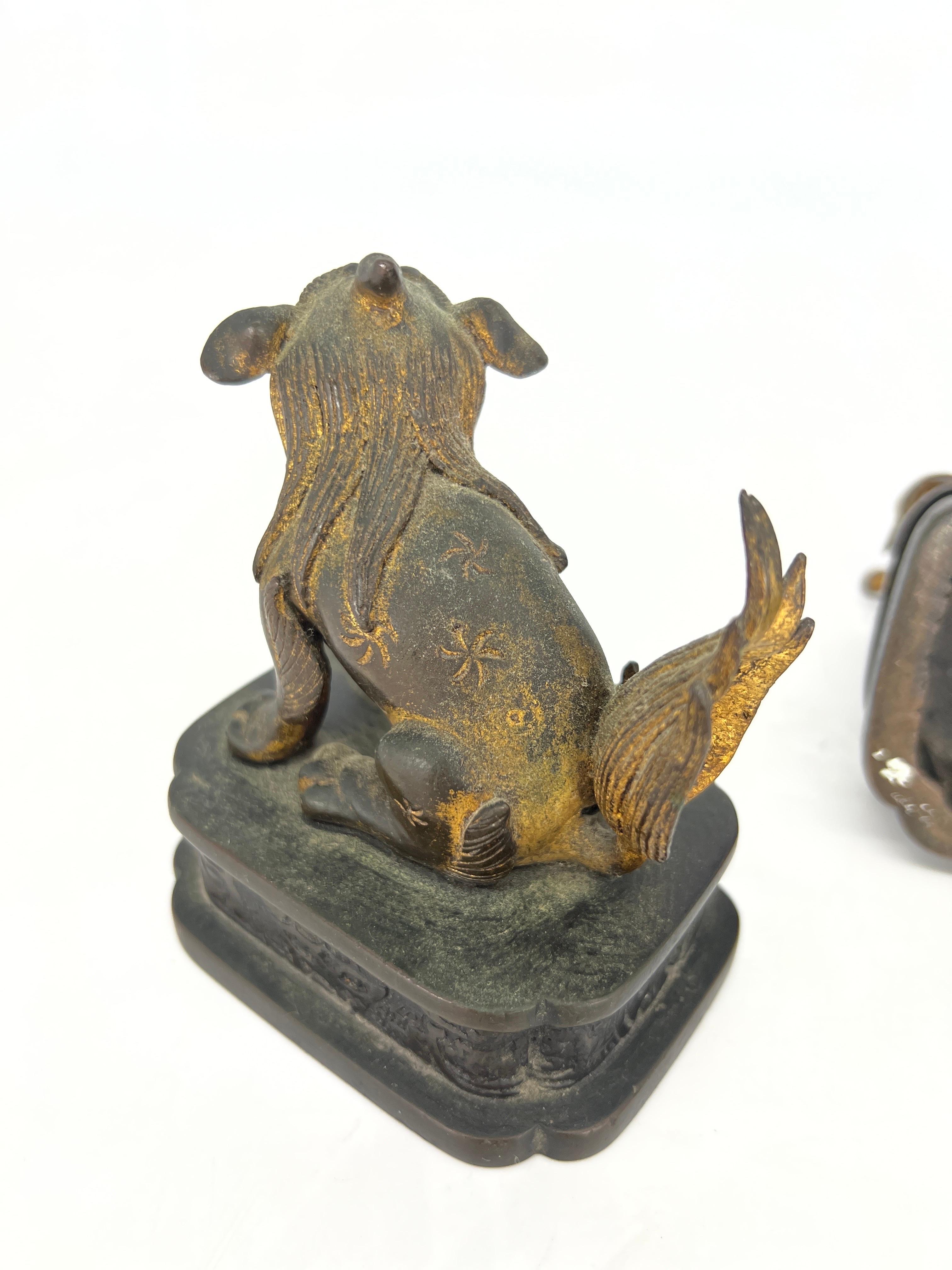Paire de chiens de chasse et de lions de garde chinois en bronze doré de la Dynastie Ming en vente 4