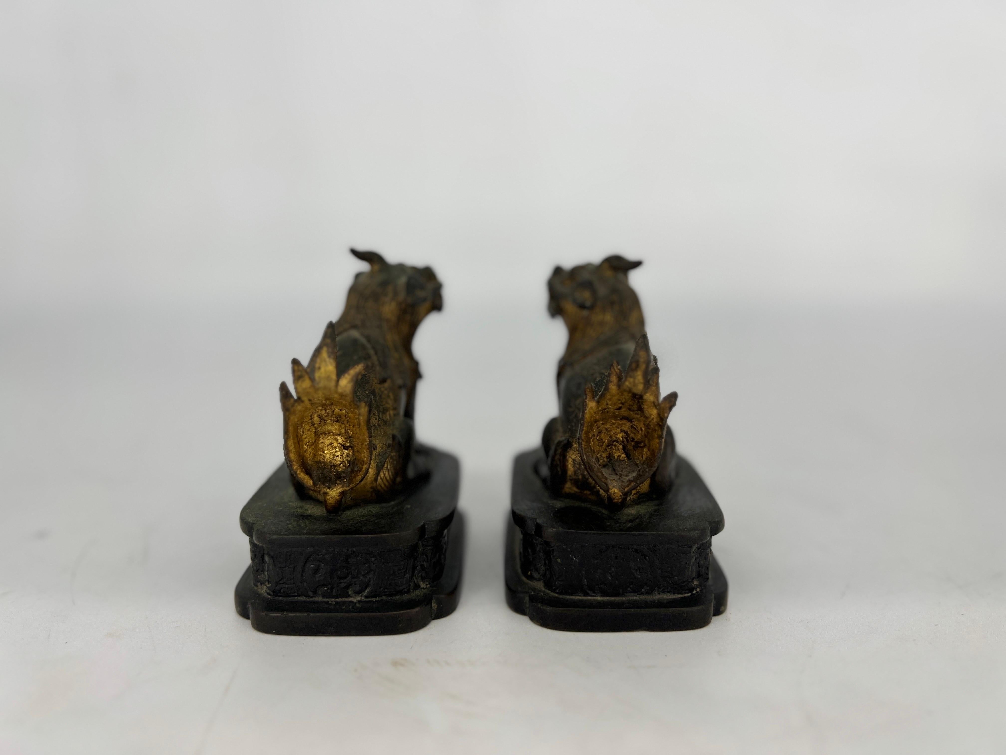 Exportation chinoise Paire de chiens de chasse et de lions de garde chinois en bronze doré de la Dynastie Ming en vente