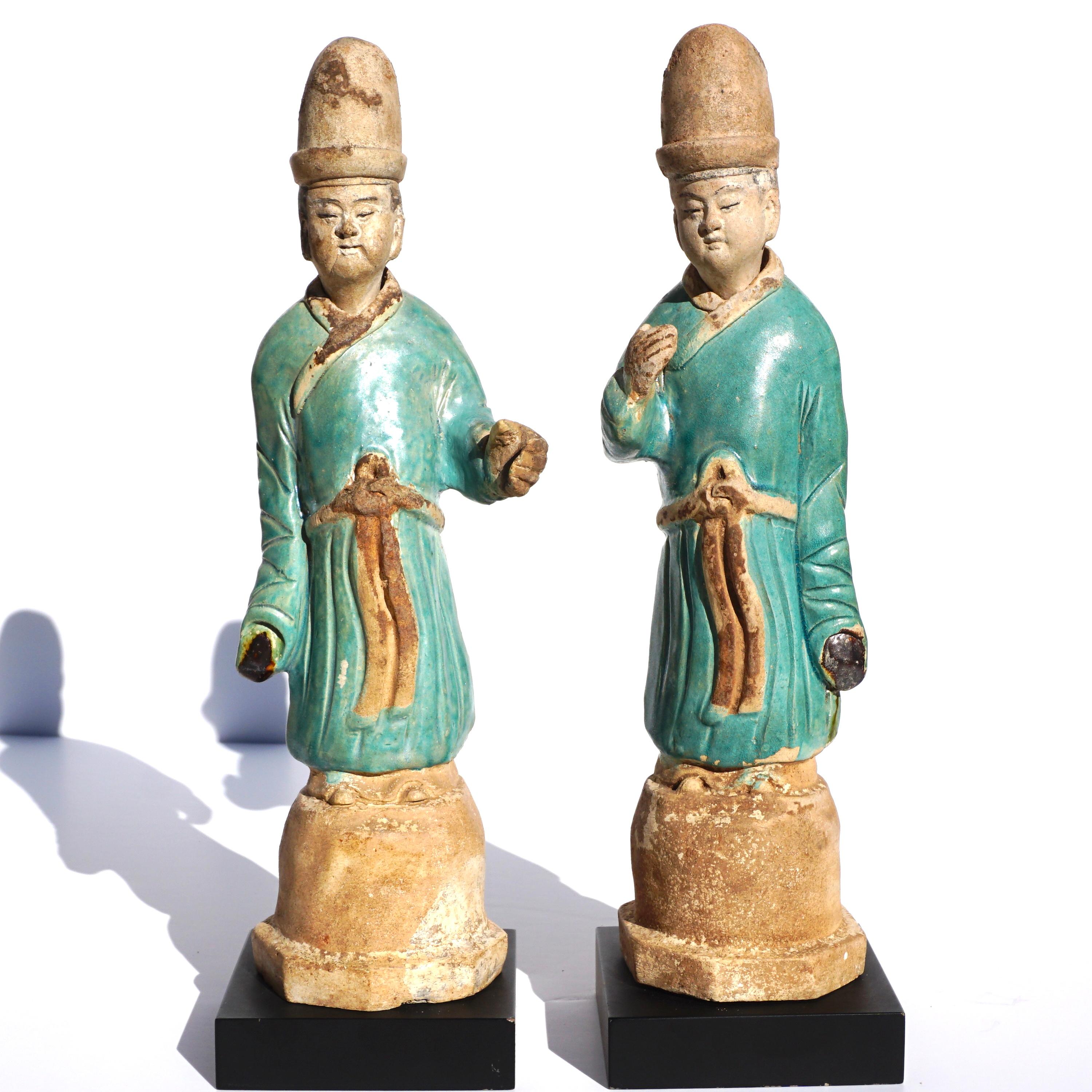 Pareja de figuras de cerámica vidriada azul sancai de la dinastía Ming.
Hacia 1500 d.C. Dinastía Ming

He poseído más de 250 figuras de la tumba ming, incluidas más de 80 figuras de dignatarios, y éstas son raras en color y estilo. Una pareja